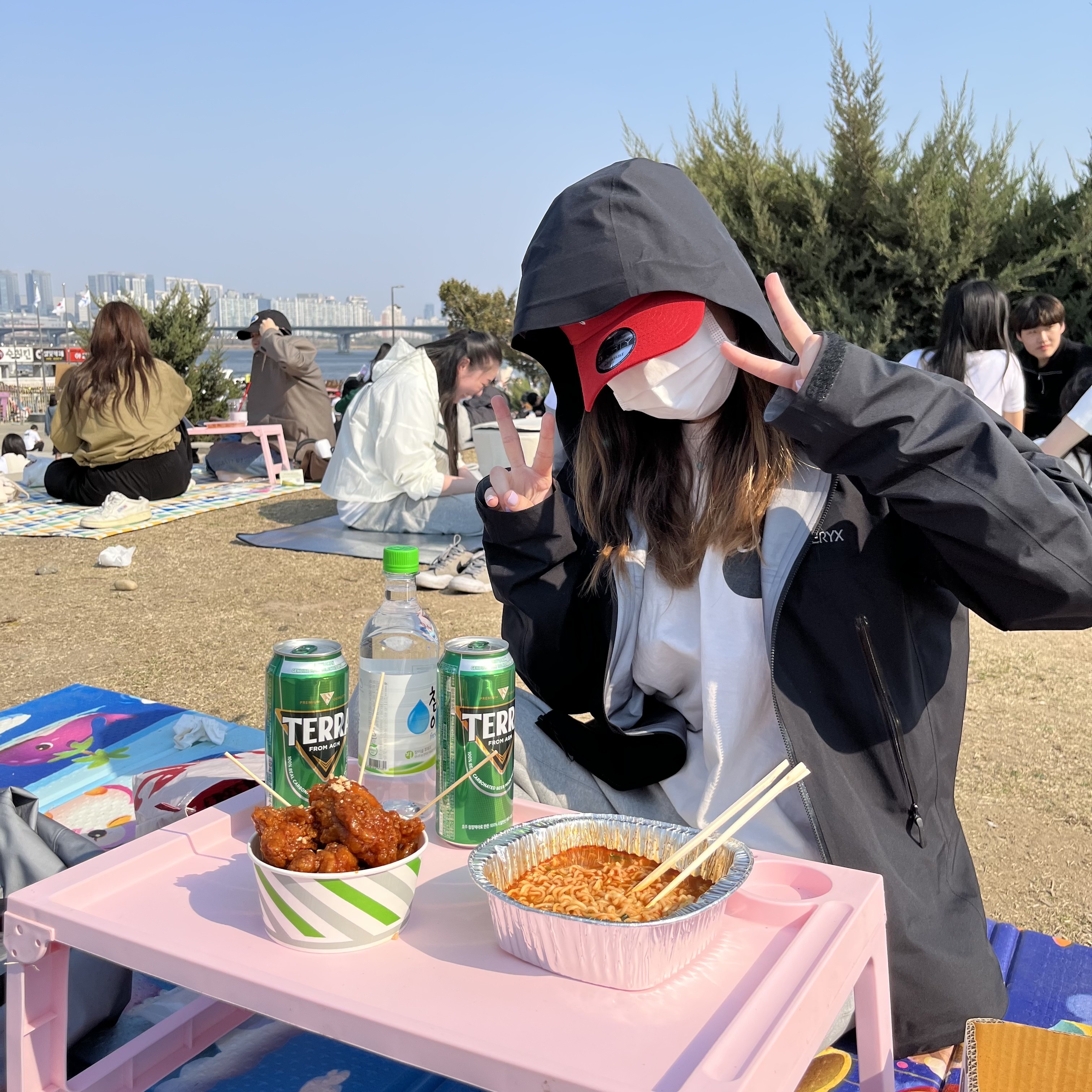 아크테릭스 베타 자켓 블랙, 스투시 8볼 피그먼트 다이드 티셔츠 내츄럴 착용 스타일