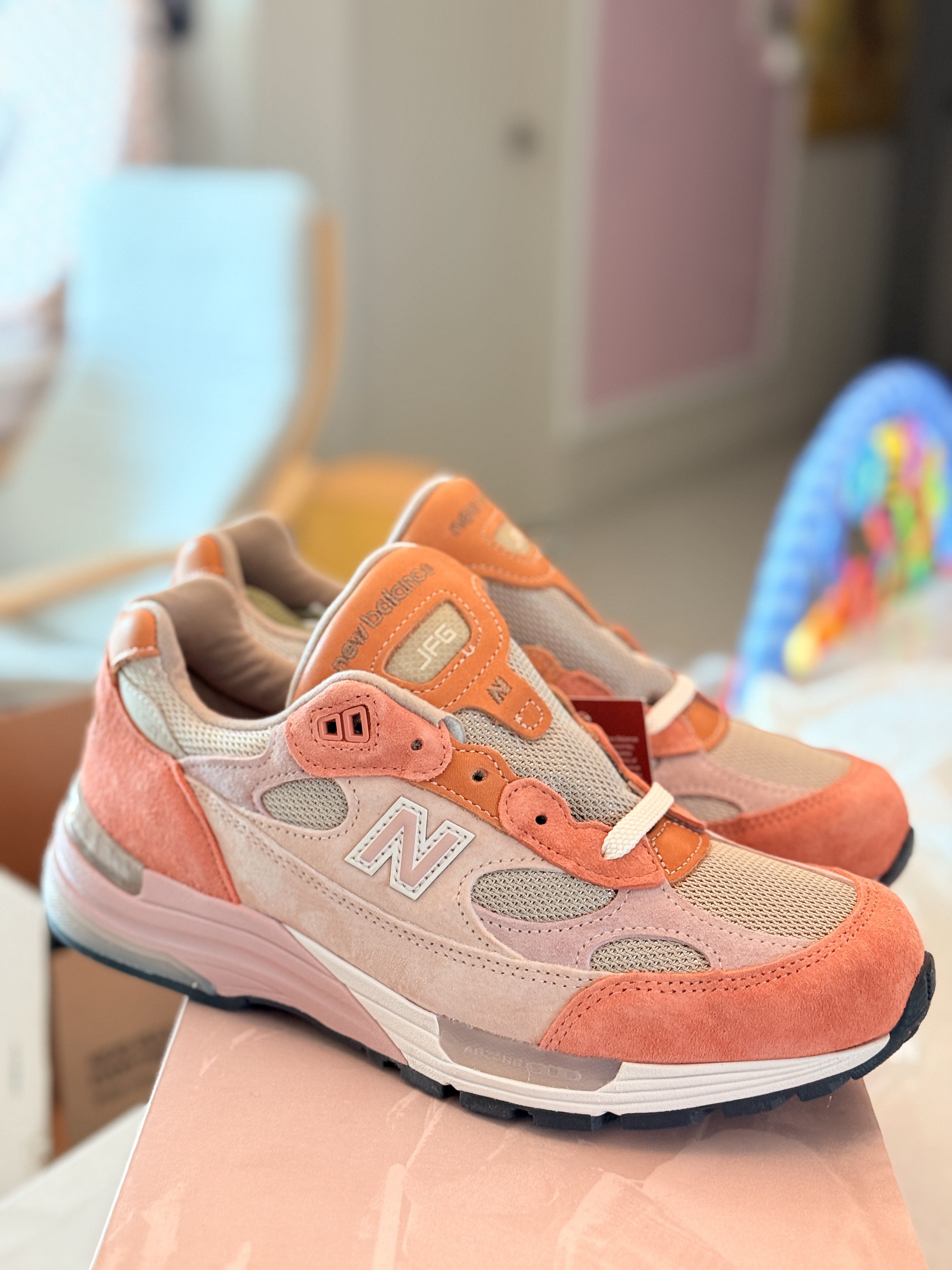 New Balance x Joe Freshgoods 992 Made in USA Aged Well, Adidas Yeezy Slide Onyx 착용 스타일 - 2