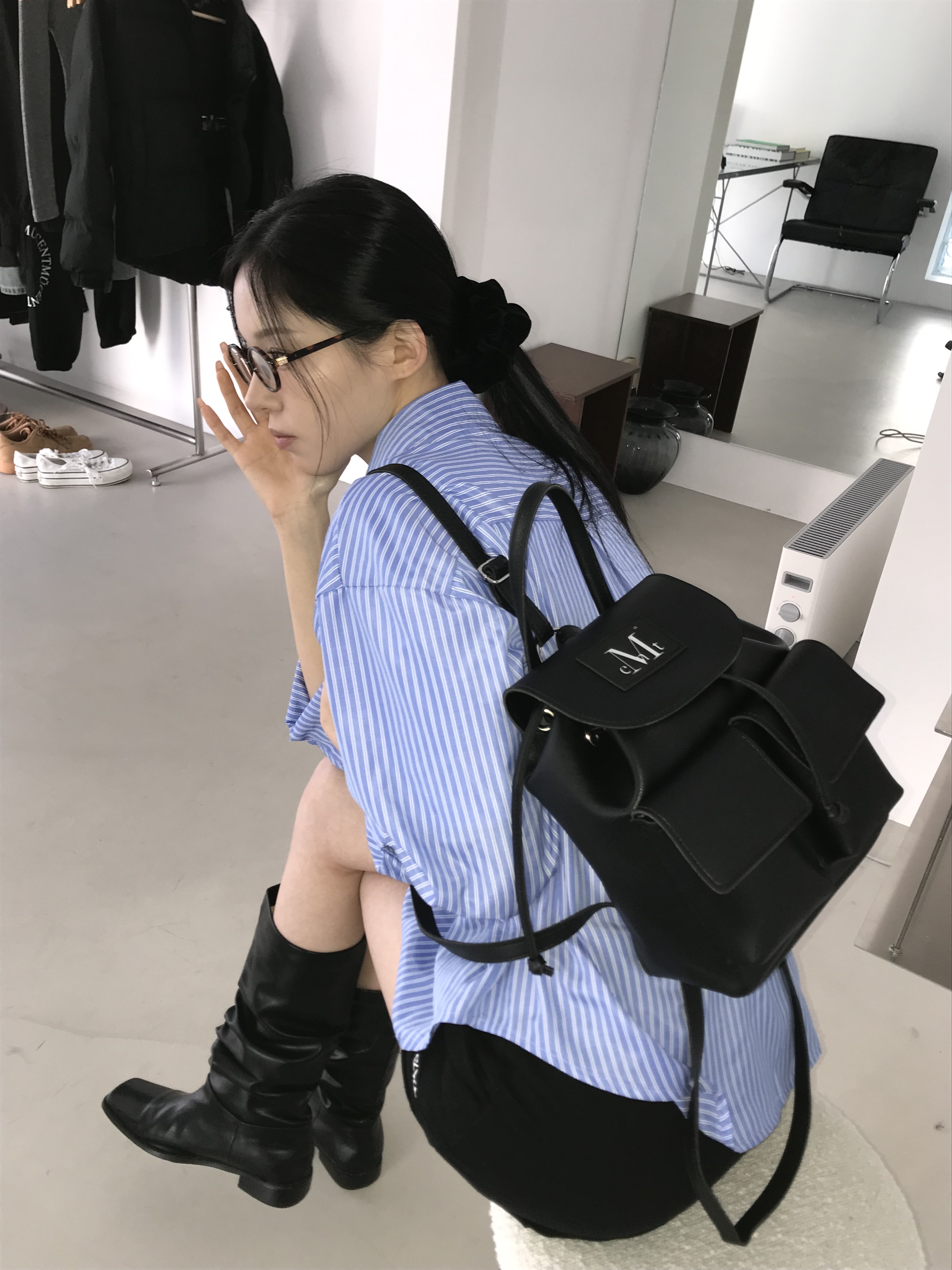 MUCENT Aren Two Pocket Leather Mini Backpack Black, MUCENT Bona Signature Stripe Shirts Blue 착용 스타일 - 1