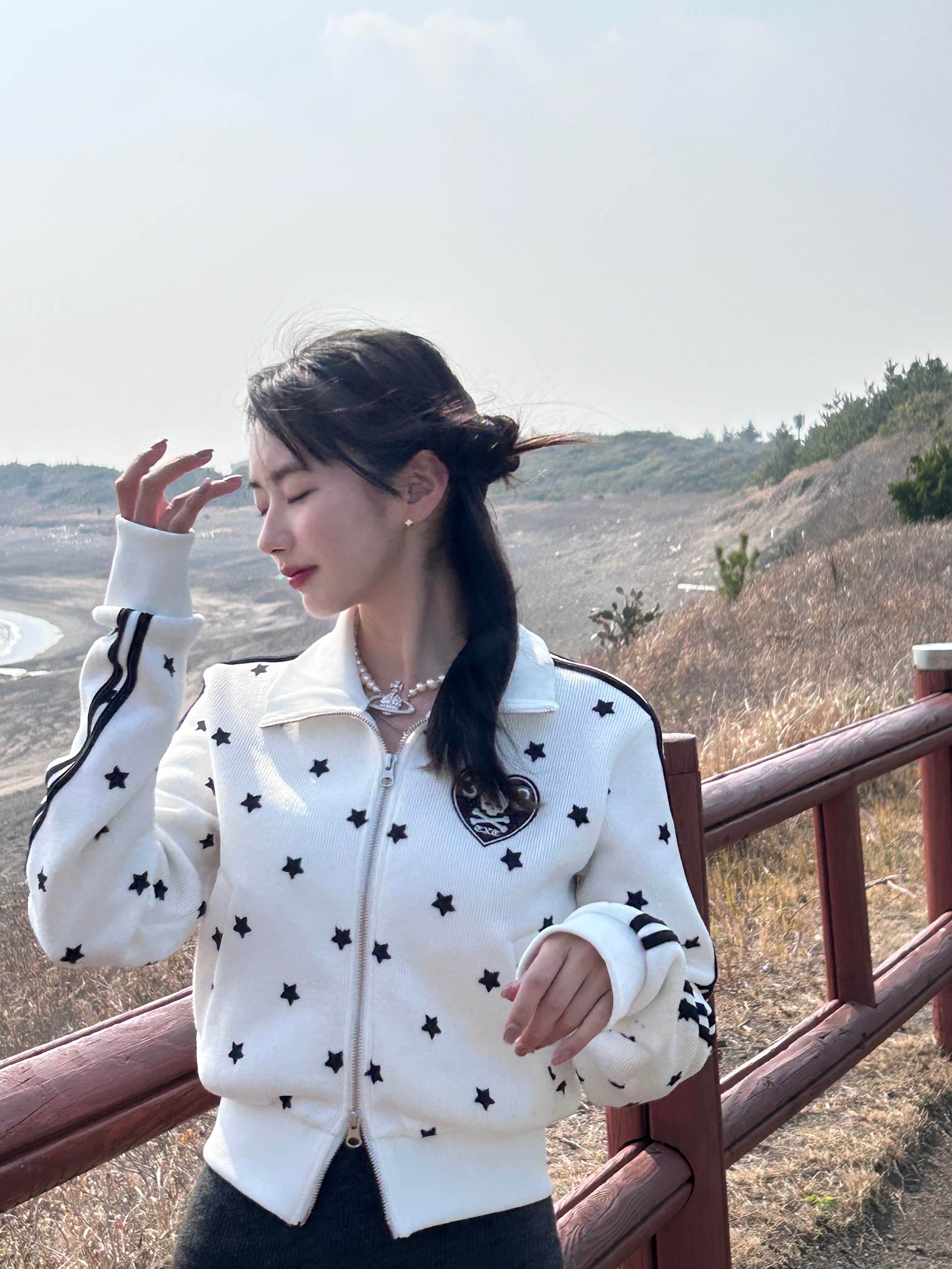 뉴발란스 530 화이트실버 메탈릭, 비비안 웨스트우드 원 로우 펄 바스 릴리프 초커 실버 착용 스타일 - 2