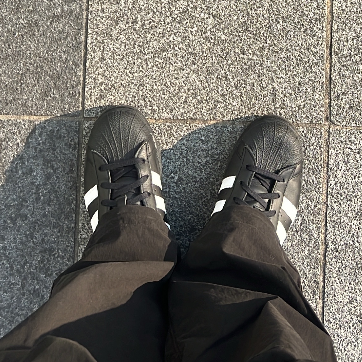 (J) Adidas Superstar Black White 착용 스타일
