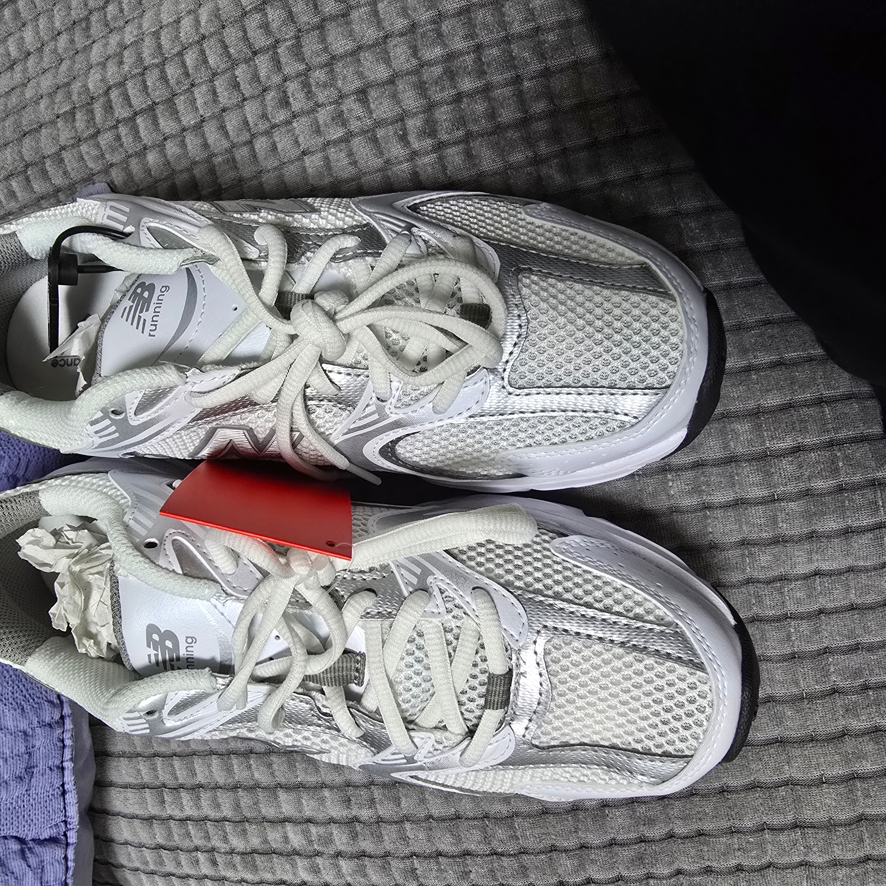 New Balance 530 White Silver 착용 스타일 - 1