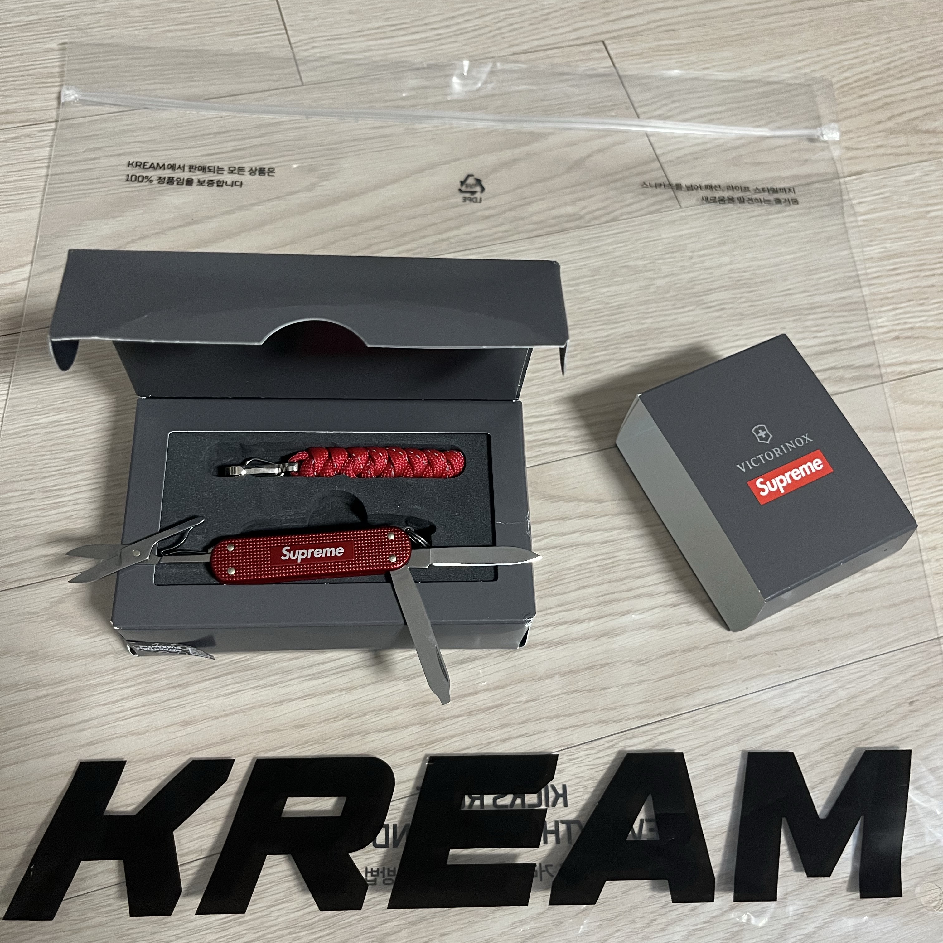 Supreme x Victorinox Classic Alox Knife Red - 19SS 착용 스타일 - 2