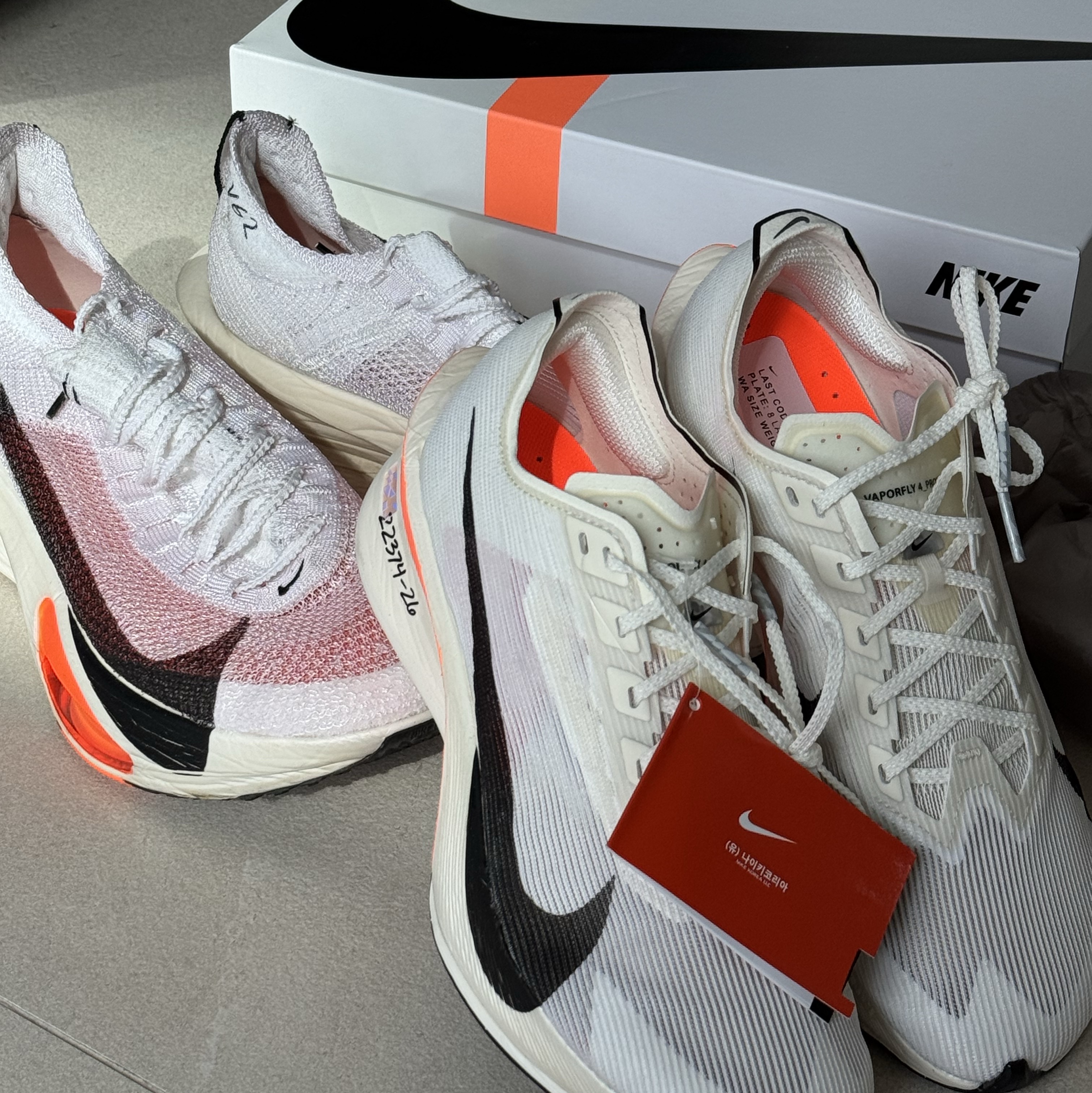 Nike ZoomX Vaporfly Next% 4 Proto Sail Total Orange, Nike Air Zoom Alphafly Next% 3 Proto White Total Orange 착용 스타일 - 3