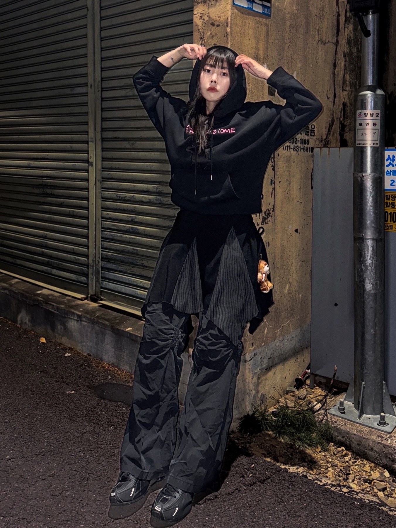(W) Nike Shox R4 Black 착용 스타일 - 1