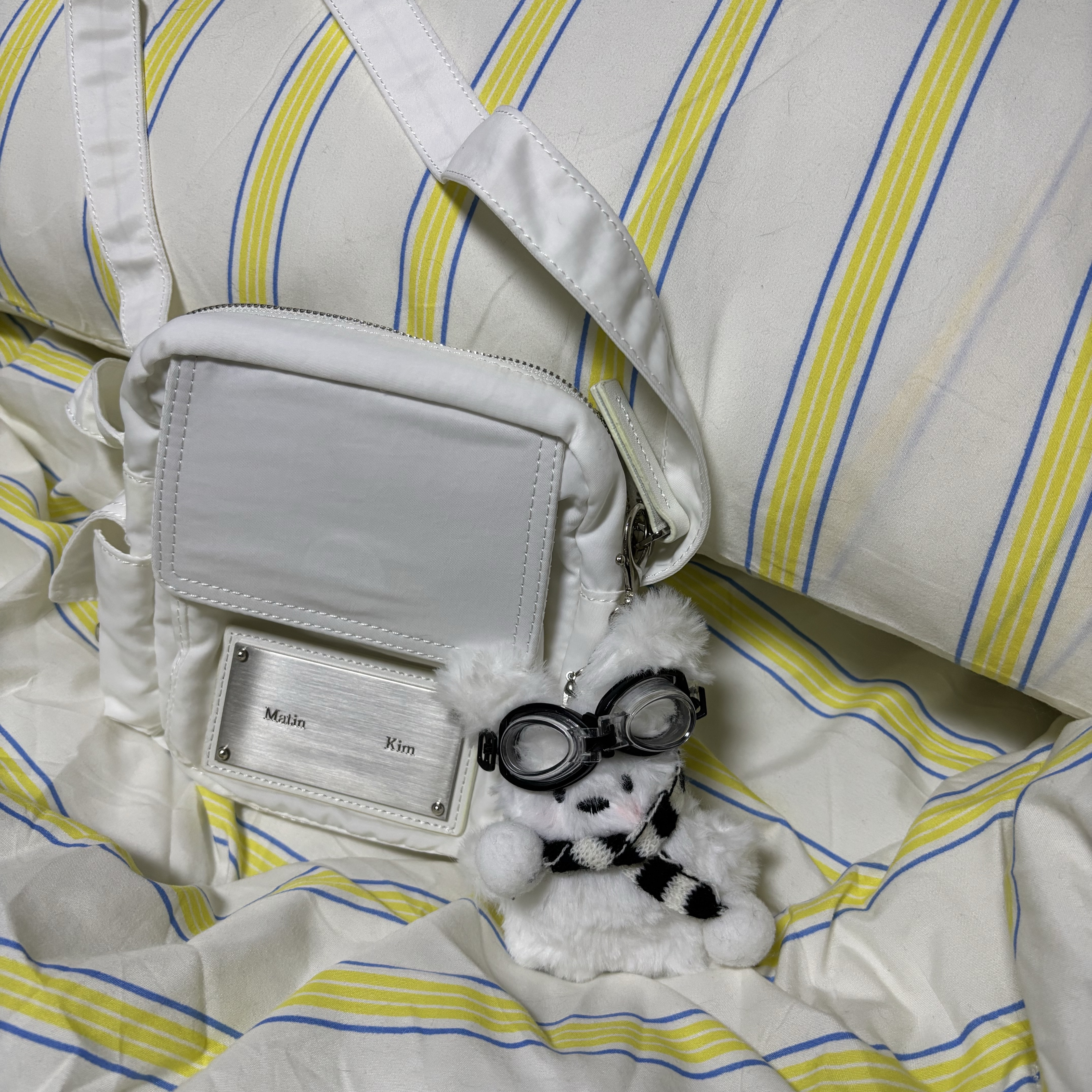 Matin Kim Cargo Cross Mini Bag White 착용 스타일
