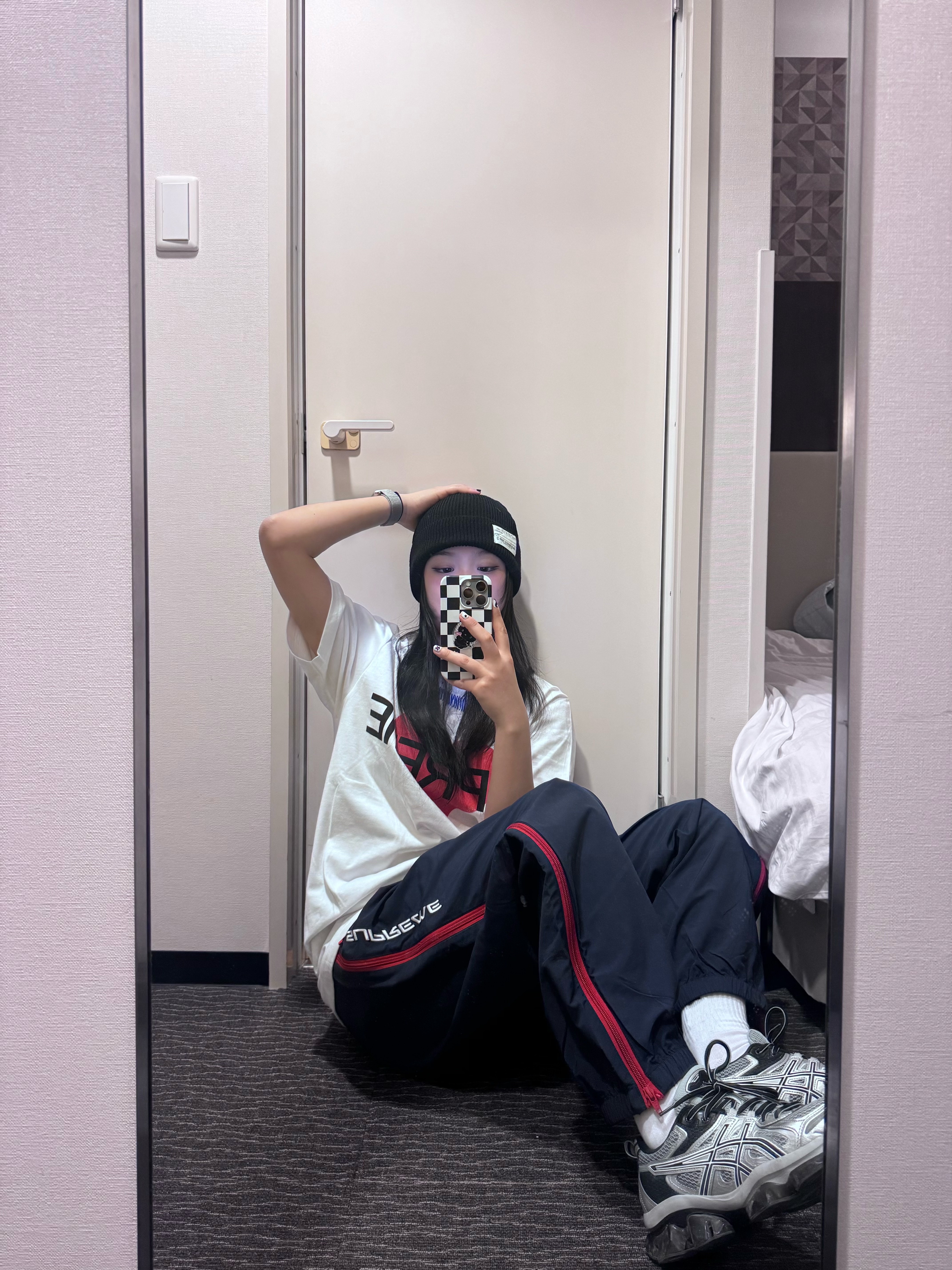 Supreme Announcing T-Shirt White - 25SS, Supreme Contrast Zip Warm Up Pant Navy - 25SS 착용 스타일