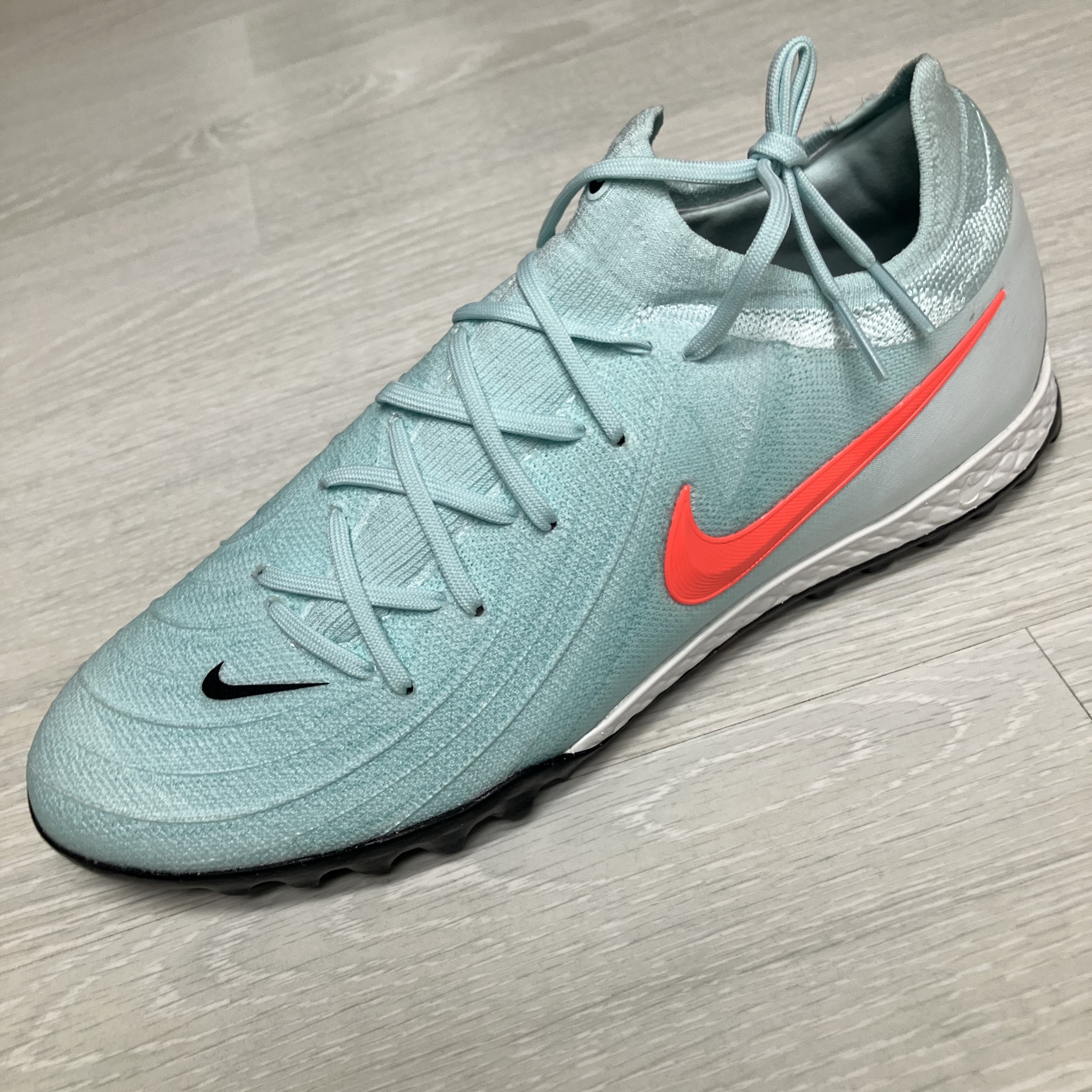 Nike Phantom GX 2 Pro TF Mint Atomic Red 착용 스타일 - 1
