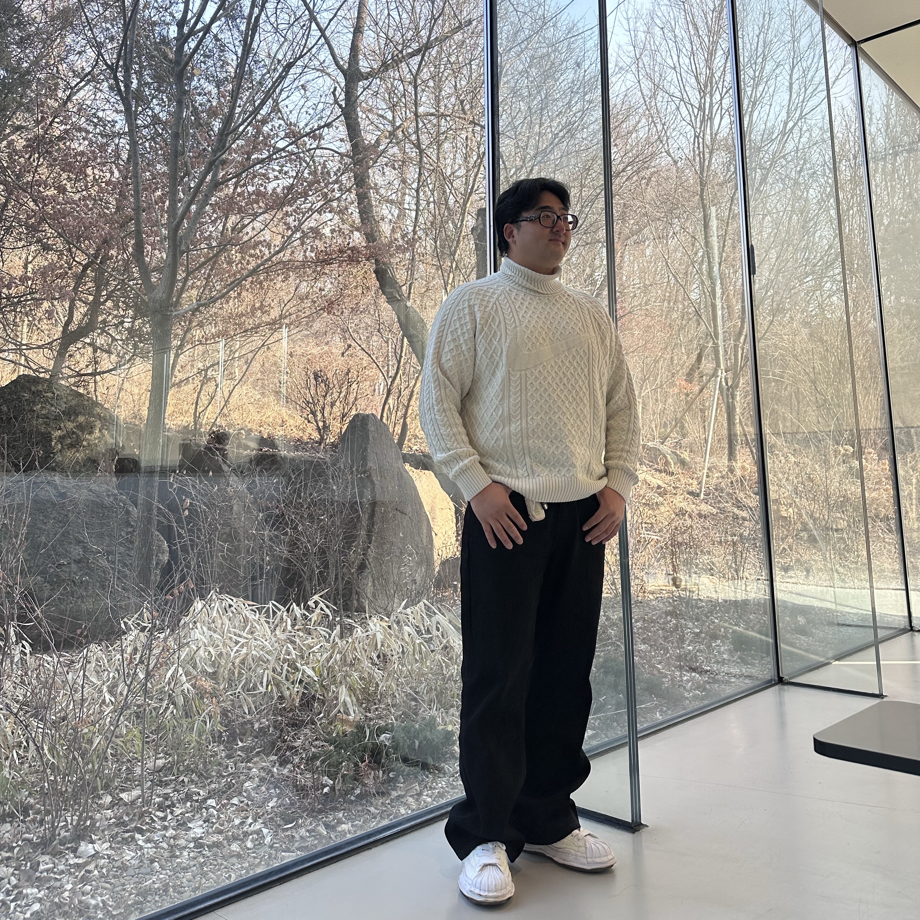 젠틀 몬스터 x 메종 마르지엘라 MM114 블랙 클리어, 메종 미하라 야스히로 블레이키 OG 솔 캔버스 로우탑 스니커즈 화이트 착용 스타일 - 2