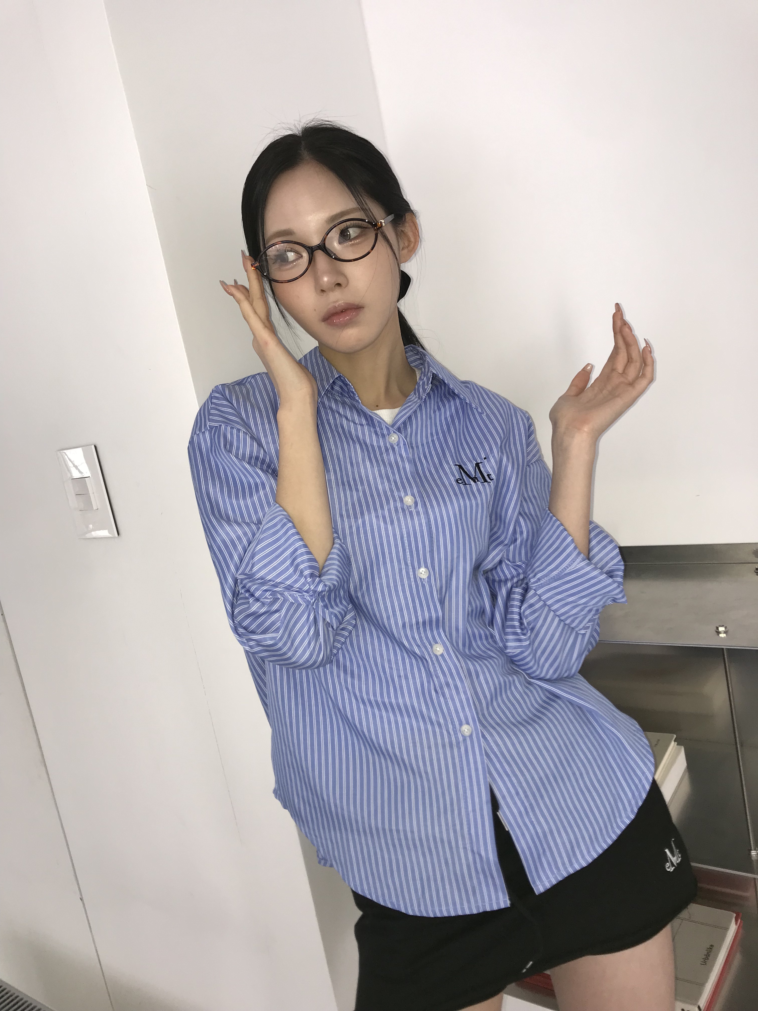 MUCENT Aren Two Pocket Leather Mini Backpack Black, MUCENT Bona Signature Stripe Shirts Blue 착용 스타일 - 2
