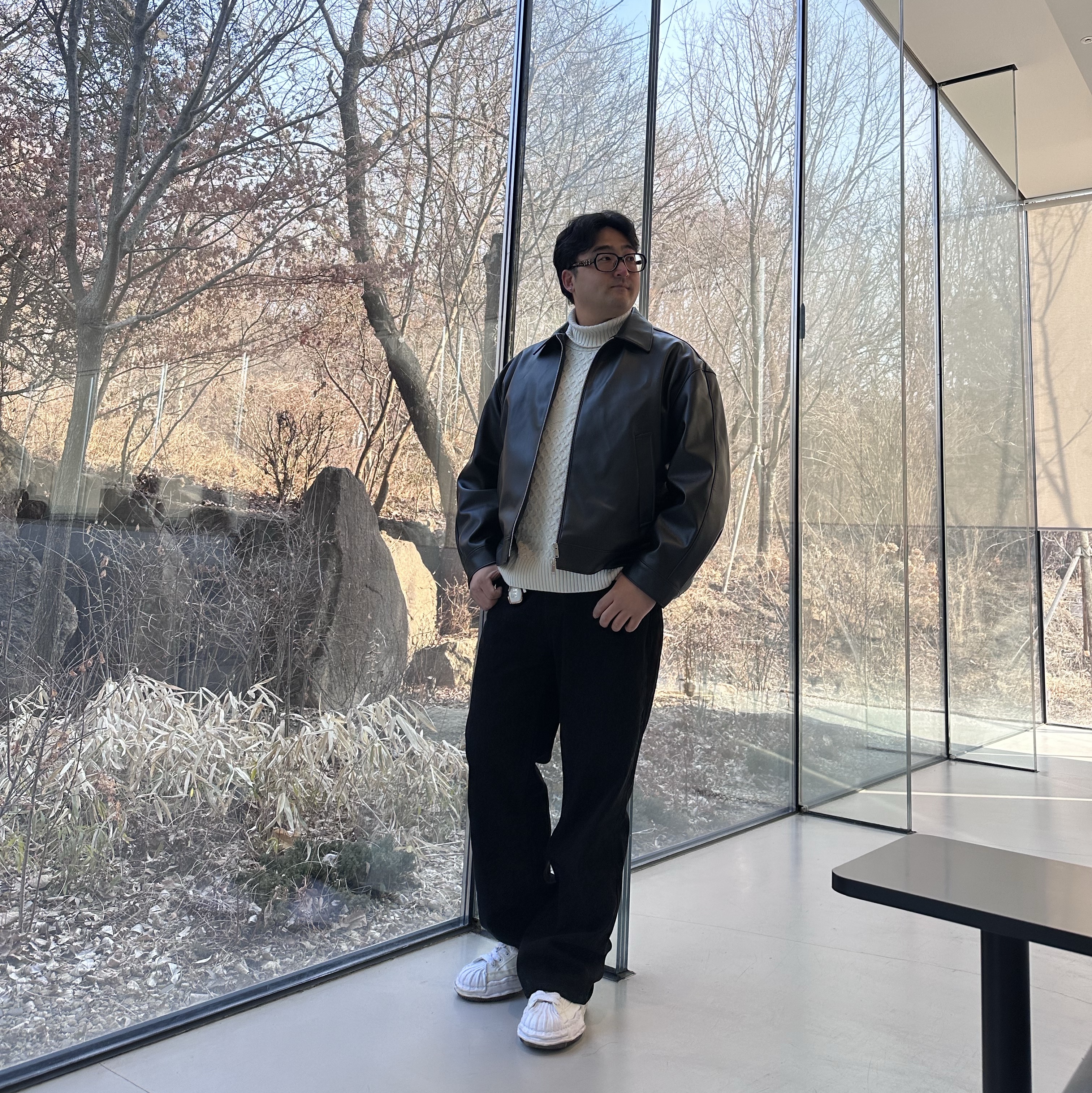 젠틀 몬스터 x 메종 마르지엘라 MM114 블랙 클리어, 메종 미하라 야스히로 블레이키 OG 솔 캔버스 로우탑 스니커즈 화이트 착용 스타일 - 1