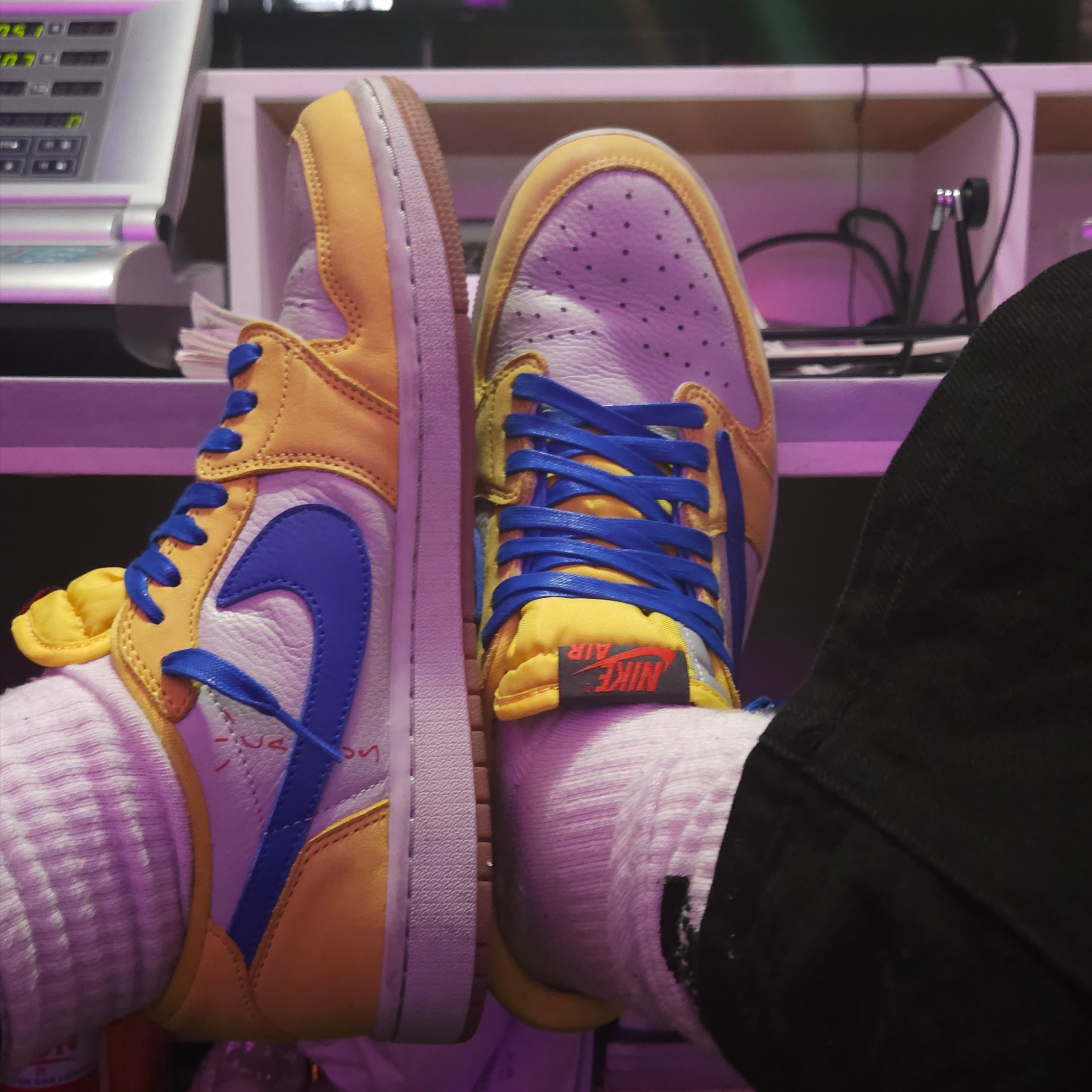 (W) Jordan 1 x Travis Scott Retro Low OG SP Canary 착용 스타일 - 2