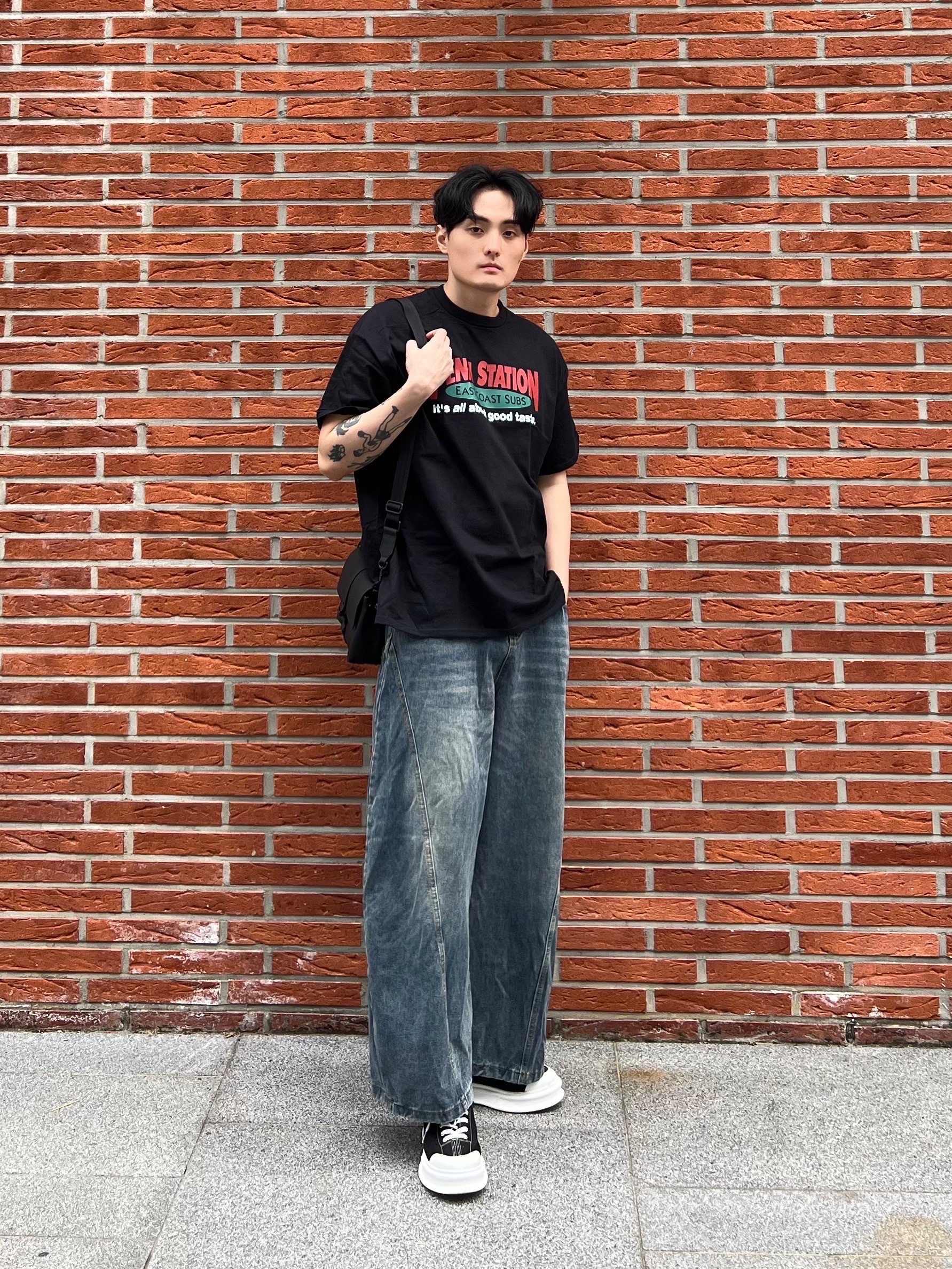 Gildan X American Collection PENN STATION T-Shirt Black 착용 스타일 - 3