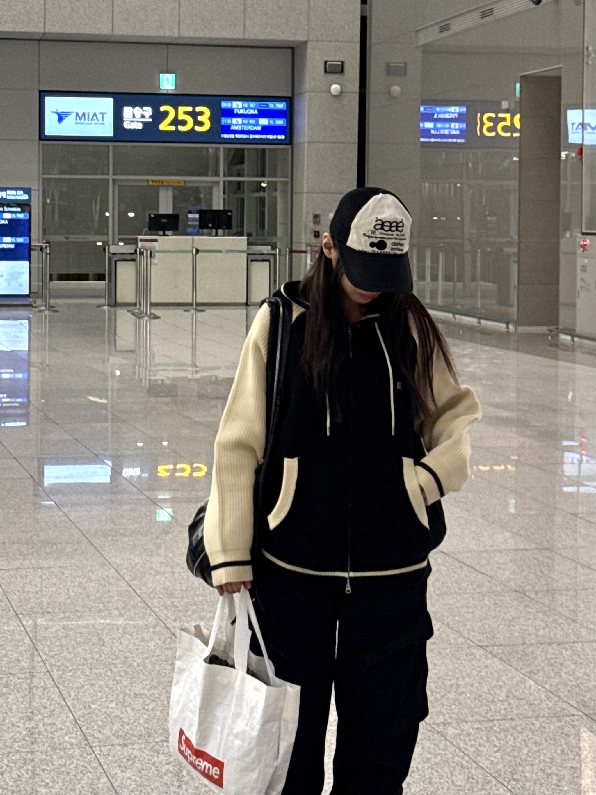 Aeae Web Logo Mesh Cap Black, (W) UGG Classic Short II Boots Chestnut 착용 스타일 - 5
