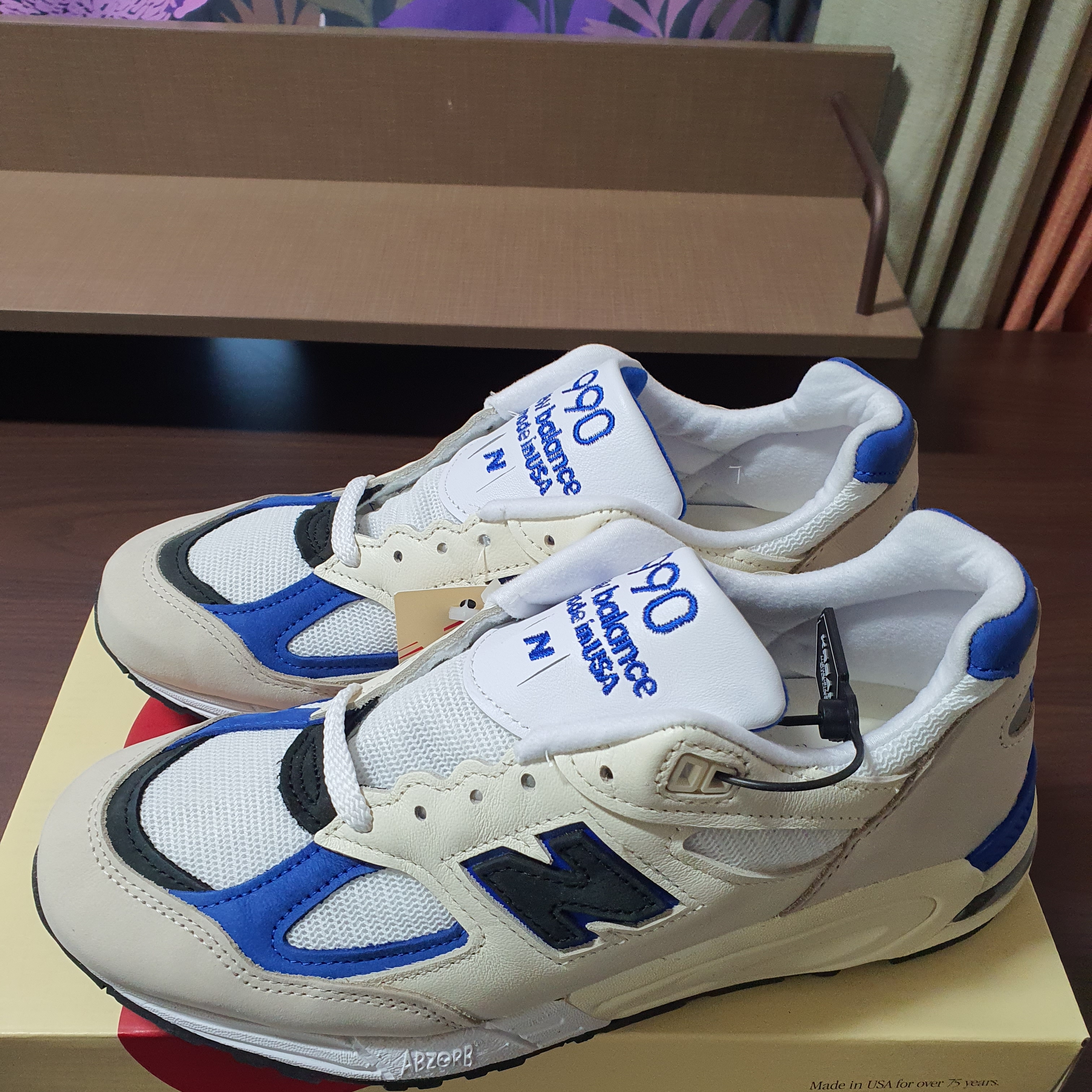 New Balance 990v2 Made in USA White Blue 착용 스타일 - 1