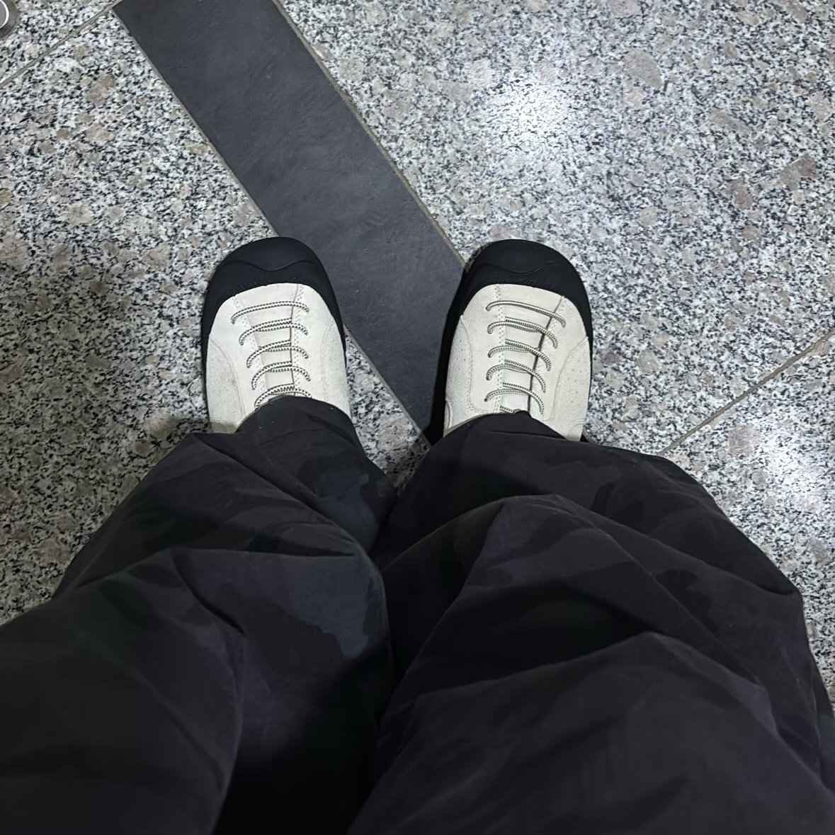 Keen Jasper Rocks SP Sneaker Birch Black 착용 스타일