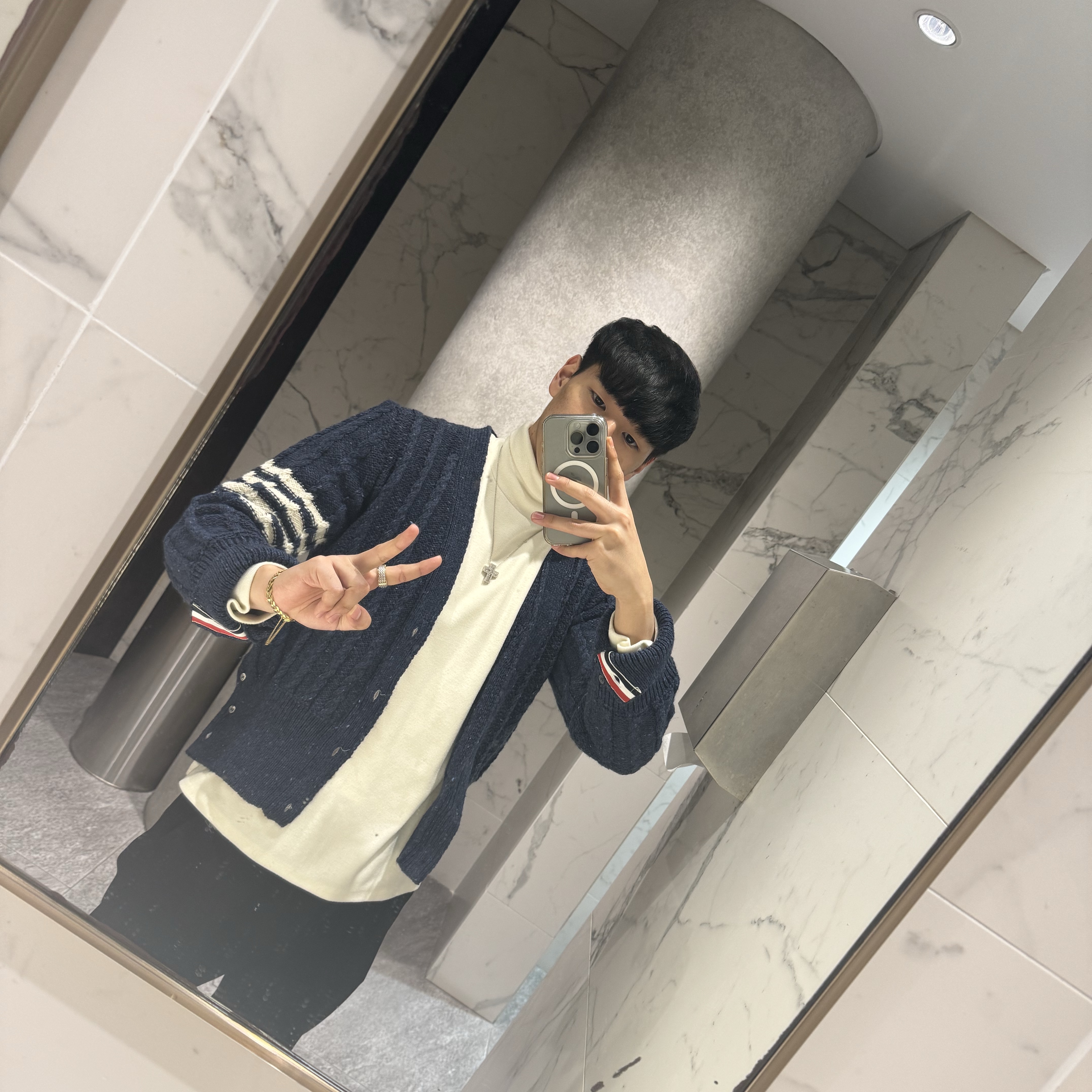 Thom Browne Donegal Twist Cable 4-Bar Classic V-Neck Cardigan Blue, Damiani Belle Epoque Diamonds Necklace White Gold 착용 스타일