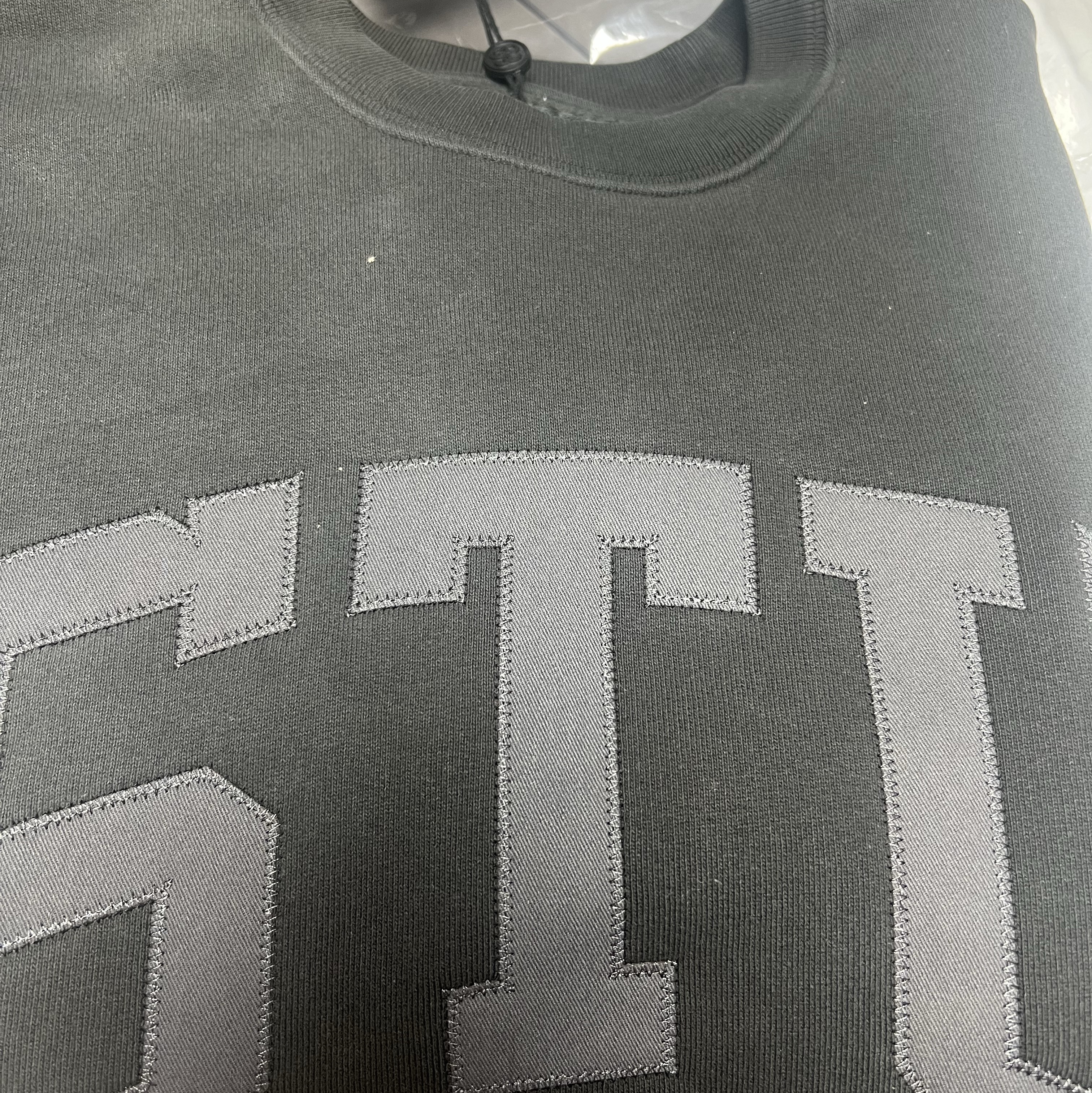 Stussy Stu Applique Crew Black 착용 스타일