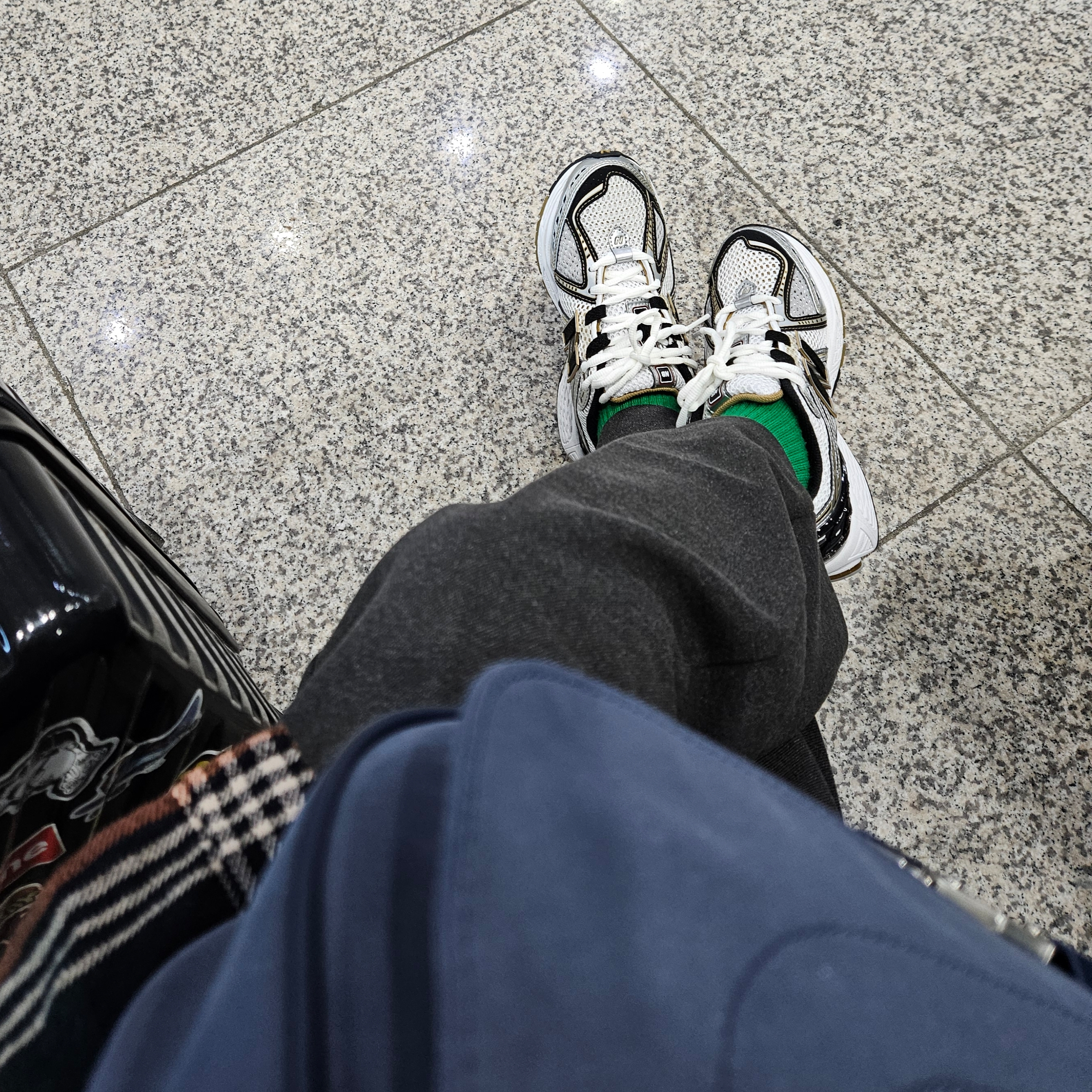 New Balance 1906R White Gold, Matin Kim Big Buckle Bag Navy 착용 스타일 - 2
