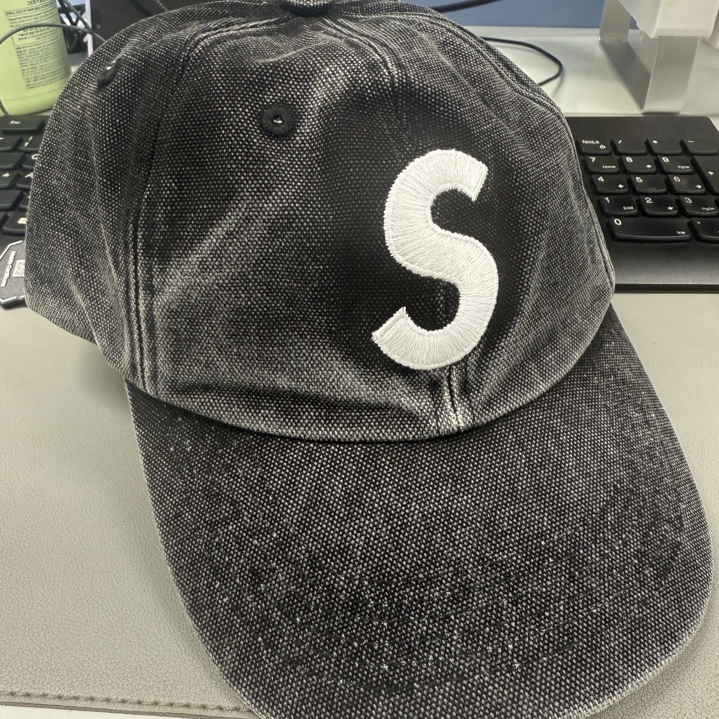 Supreme Pigment S Logo 6-Panel Black - 24FW 착용 스타일