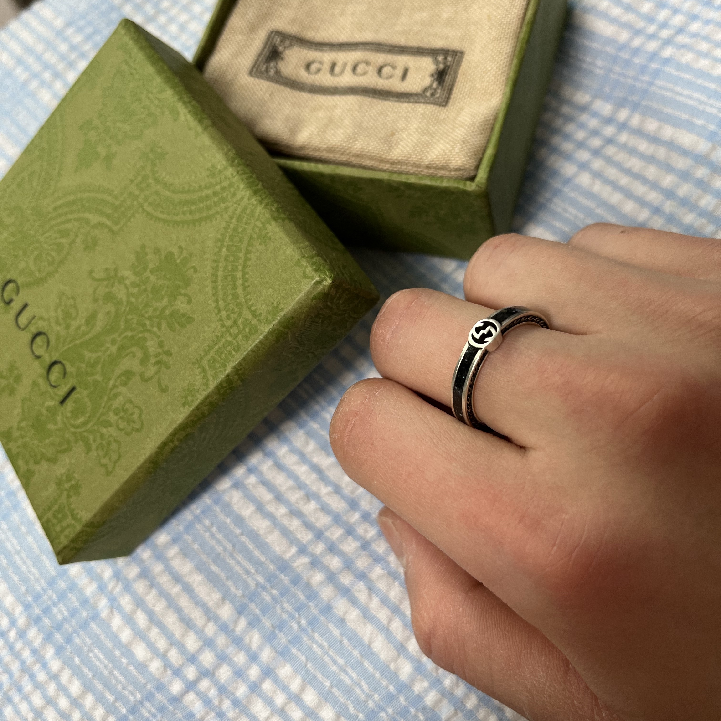 Gucci Interlocking G Ring Black Silver 착용 스타일