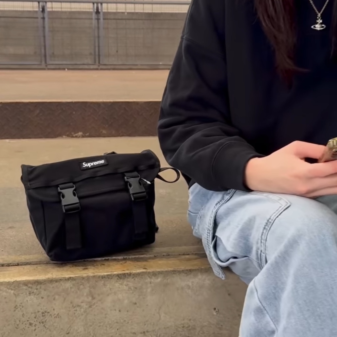 Supreme Mini Messenger Bag Black - 25SS 착용 스타일 - 2