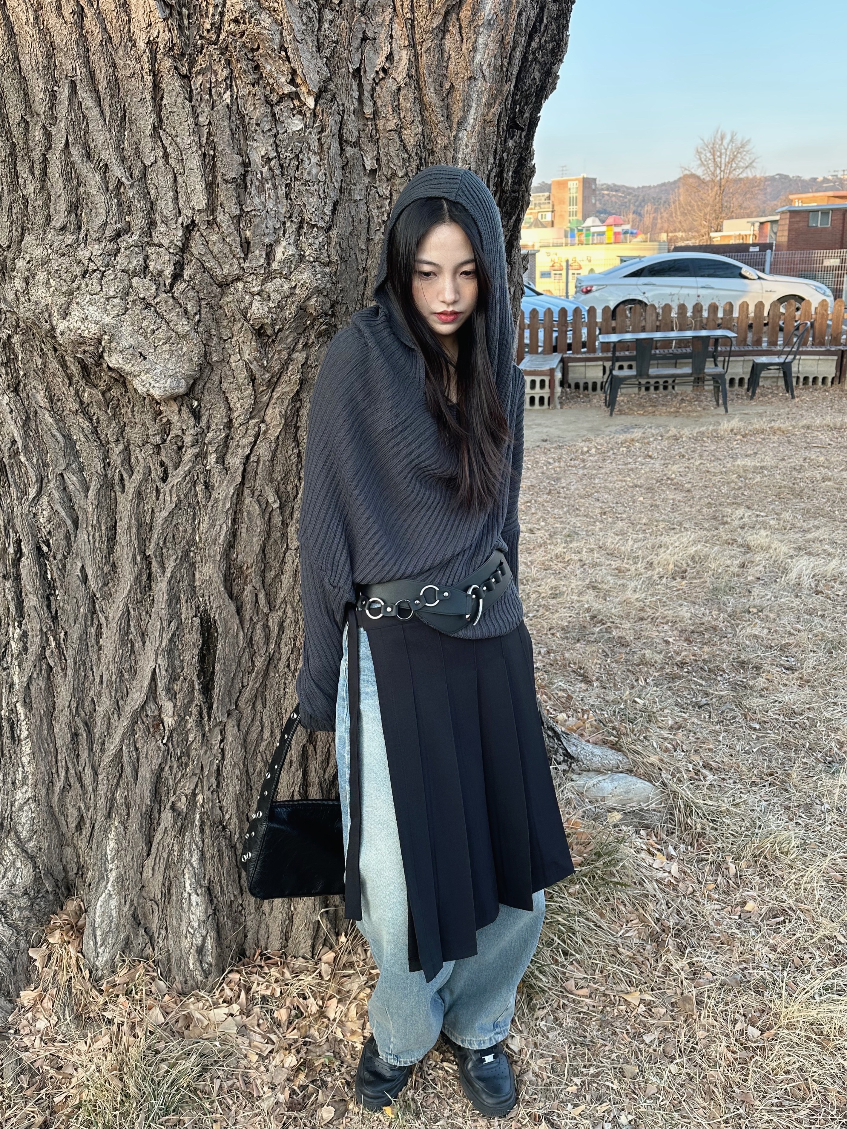 나이키 에어포스 1 '07 로우 트리플 블랙, (W) 나이키 에어포스 1 '07 로우 트리플 블랙 착용 스타일 - 1