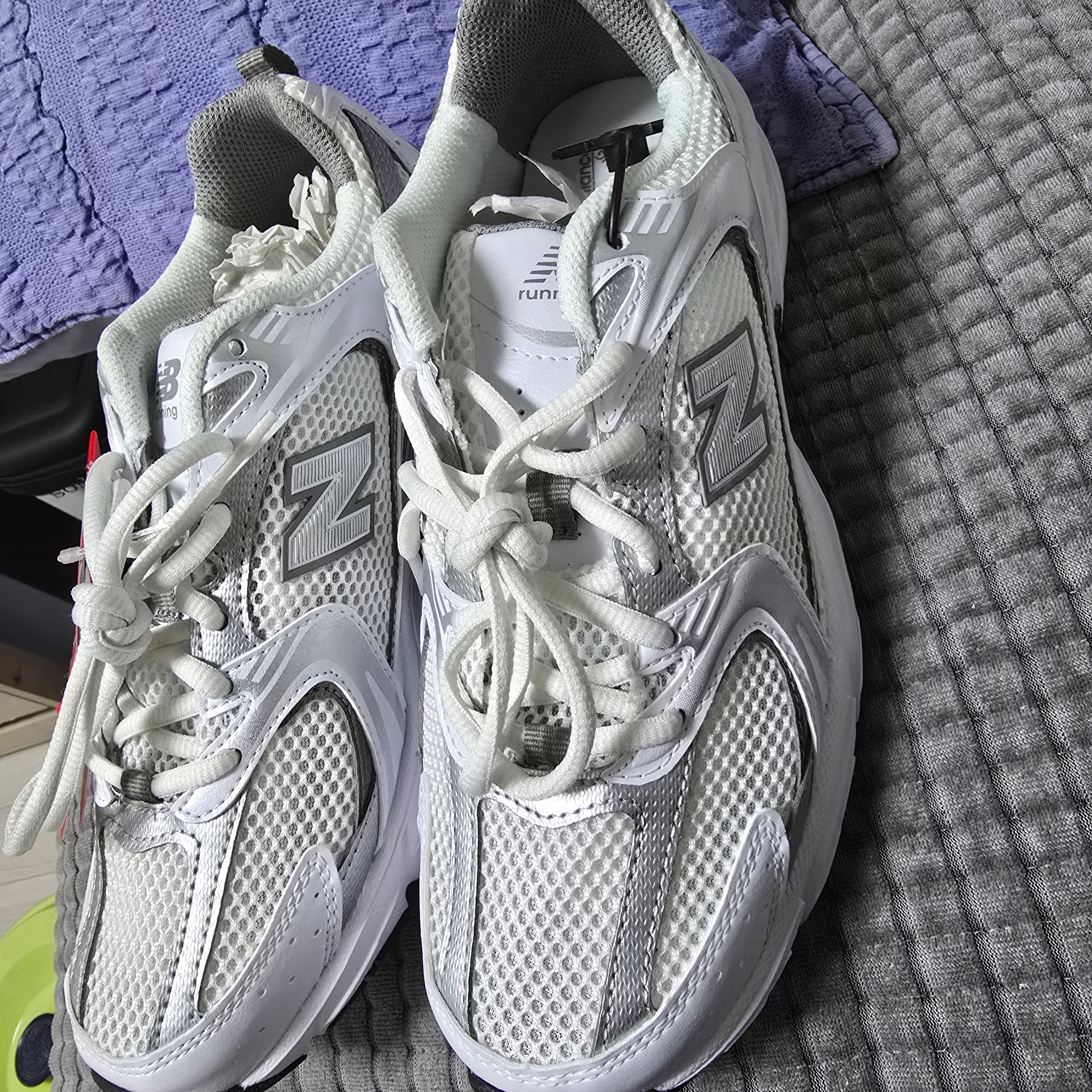 New Balance 530 White Silver 착용 스타일 - 4