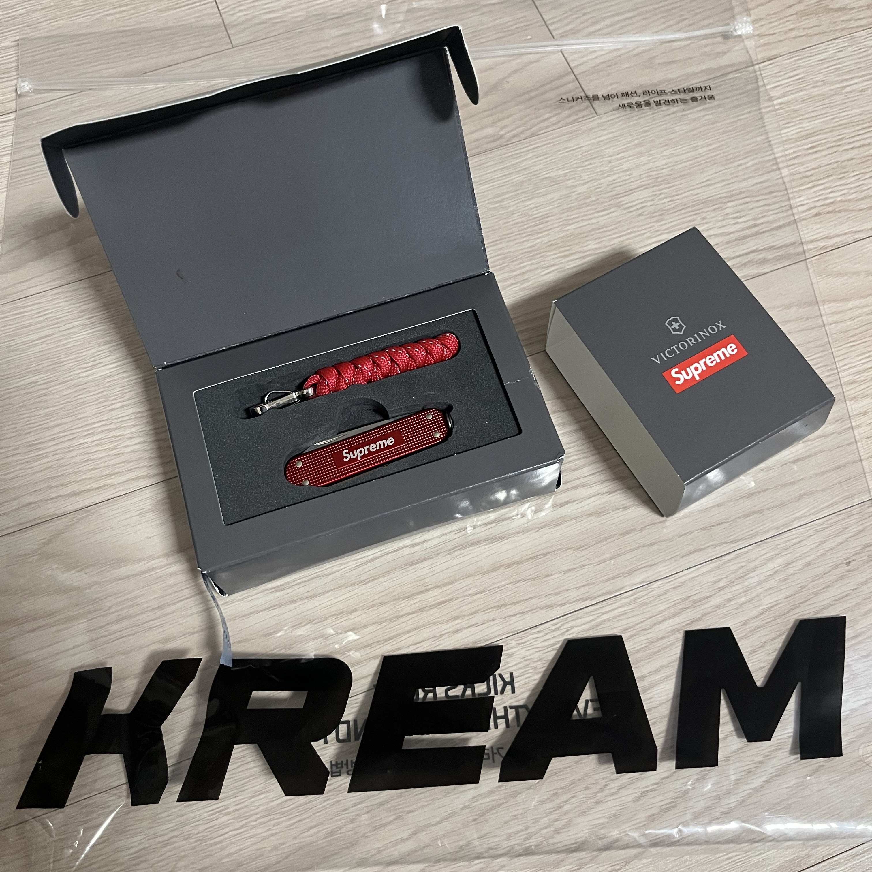 Supreme x Victorinox Classic Alox Knife Red - 19SS 착용 스타일 - 1