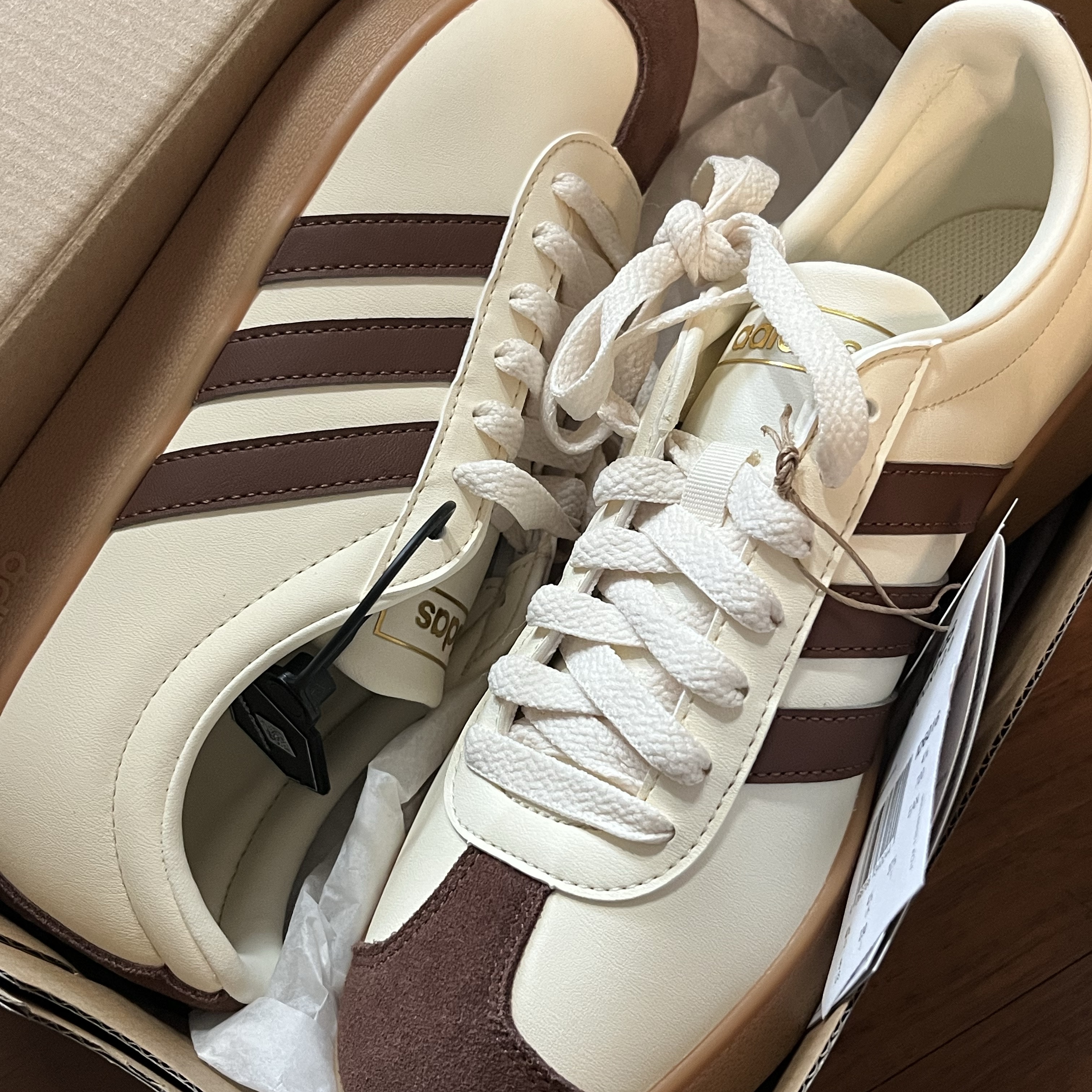 Adidas VL Court 2.0 Cream Brown 착용 스타일