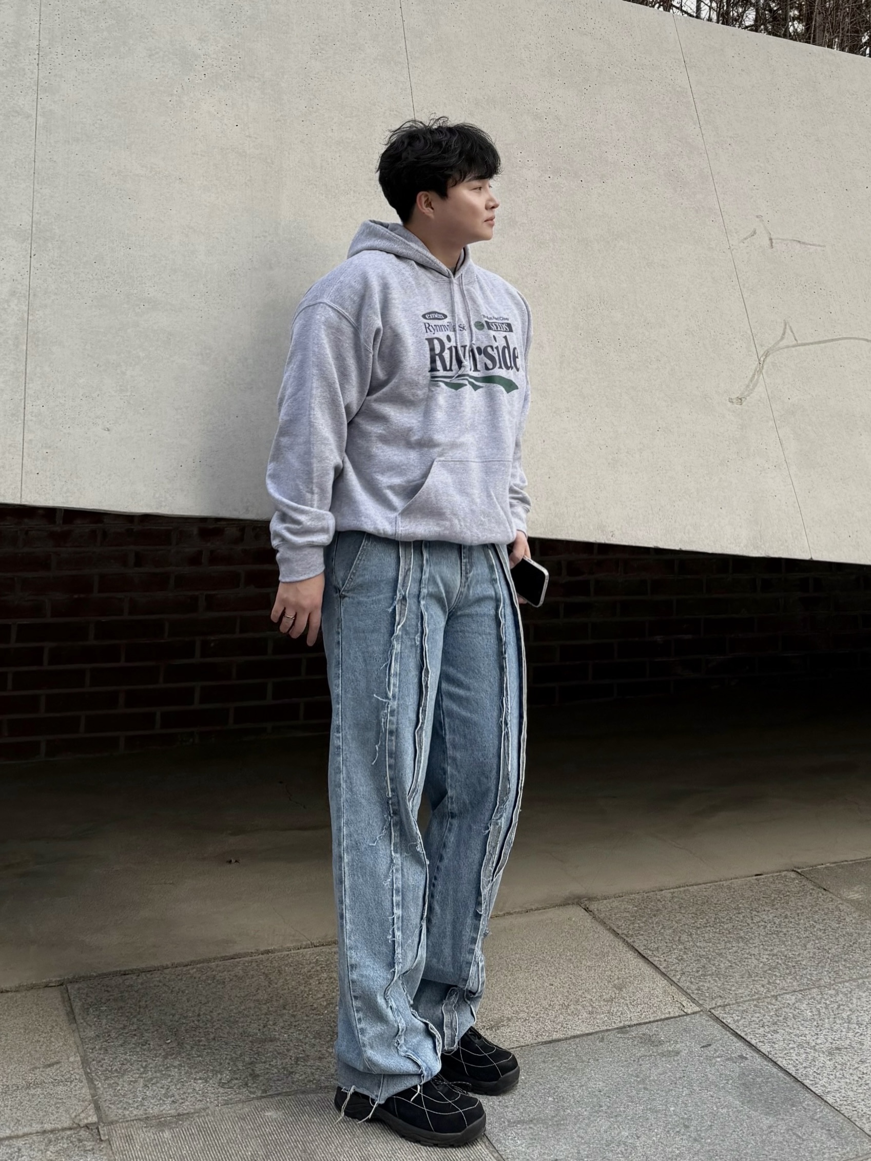 Gildan X EMEM Riverside Hoodie Gray 착용 스타일 - 4