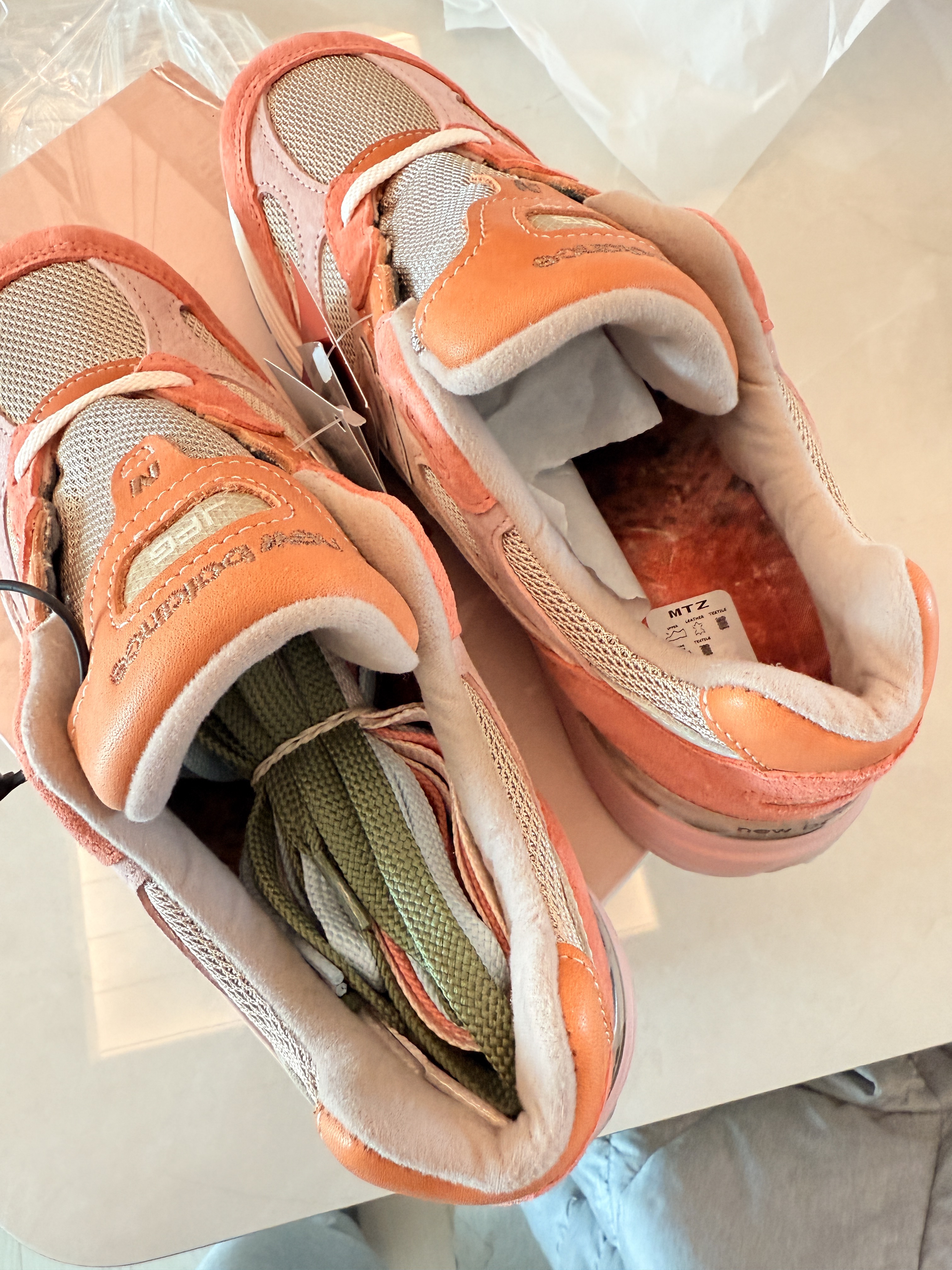 New Balance x Joe Freshgoods 992 Made in USA Aged Well, Adidas Yeezy Slide Onyx 착용 스타일 - 3