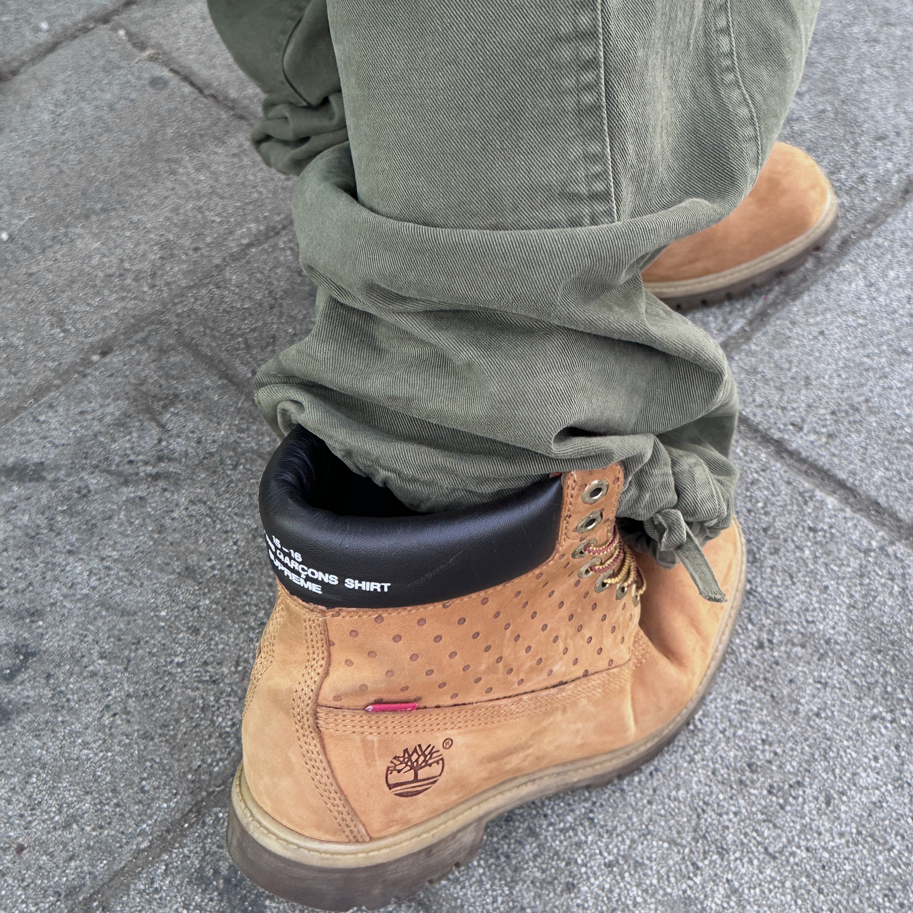 Timberland x Comme des Garcons Shirt x Supreme 6 Inch Boot Wheat - Medium 착용 스타일 - 1