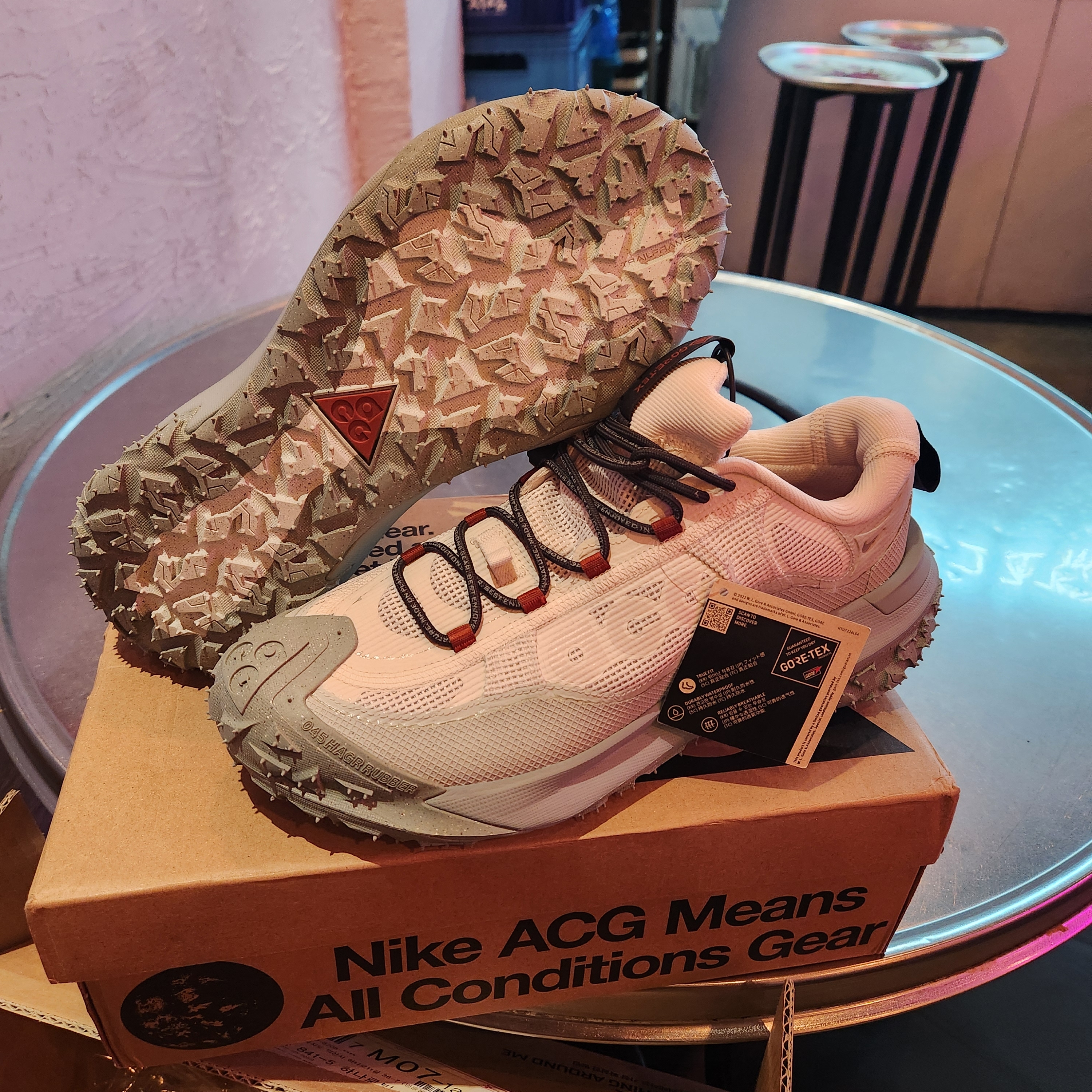 Nike ACG Mountain Fly 2 Low Gore-Tex Phantom Dark Smoke Grey 착용 스타일