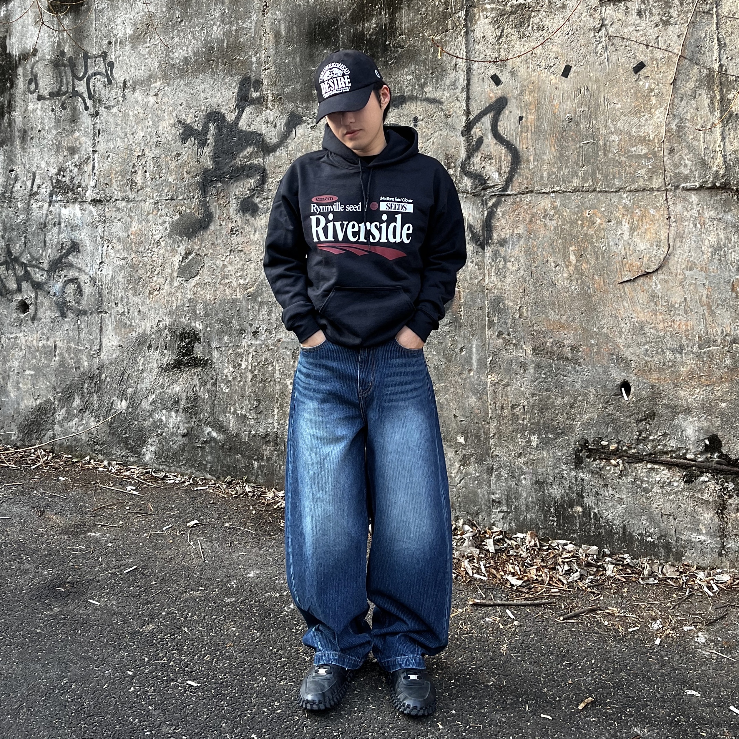 Gildan X EMEM Riverside Hoodie Black, Nike x Jacquemus J Force 1 Low LX SP Black 착용 스타일 - 2