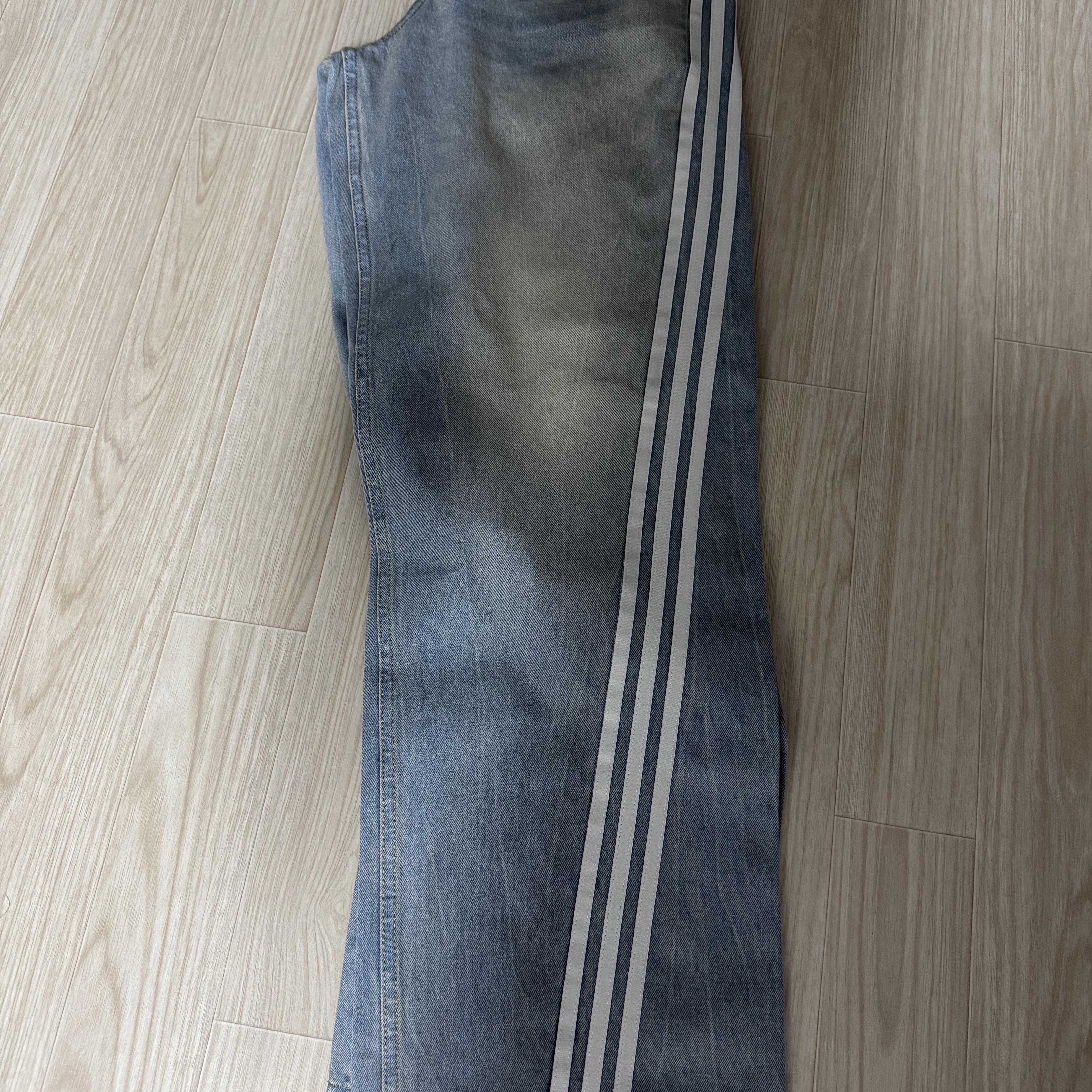 (W) Adidas Adilenium Season 3 Banana Fitted Washed Denim Pants Blue - KR Sizing, Adidas Adilenium Season 3 Loose Fit Denim Pants - KR Sizing 착용 스타일