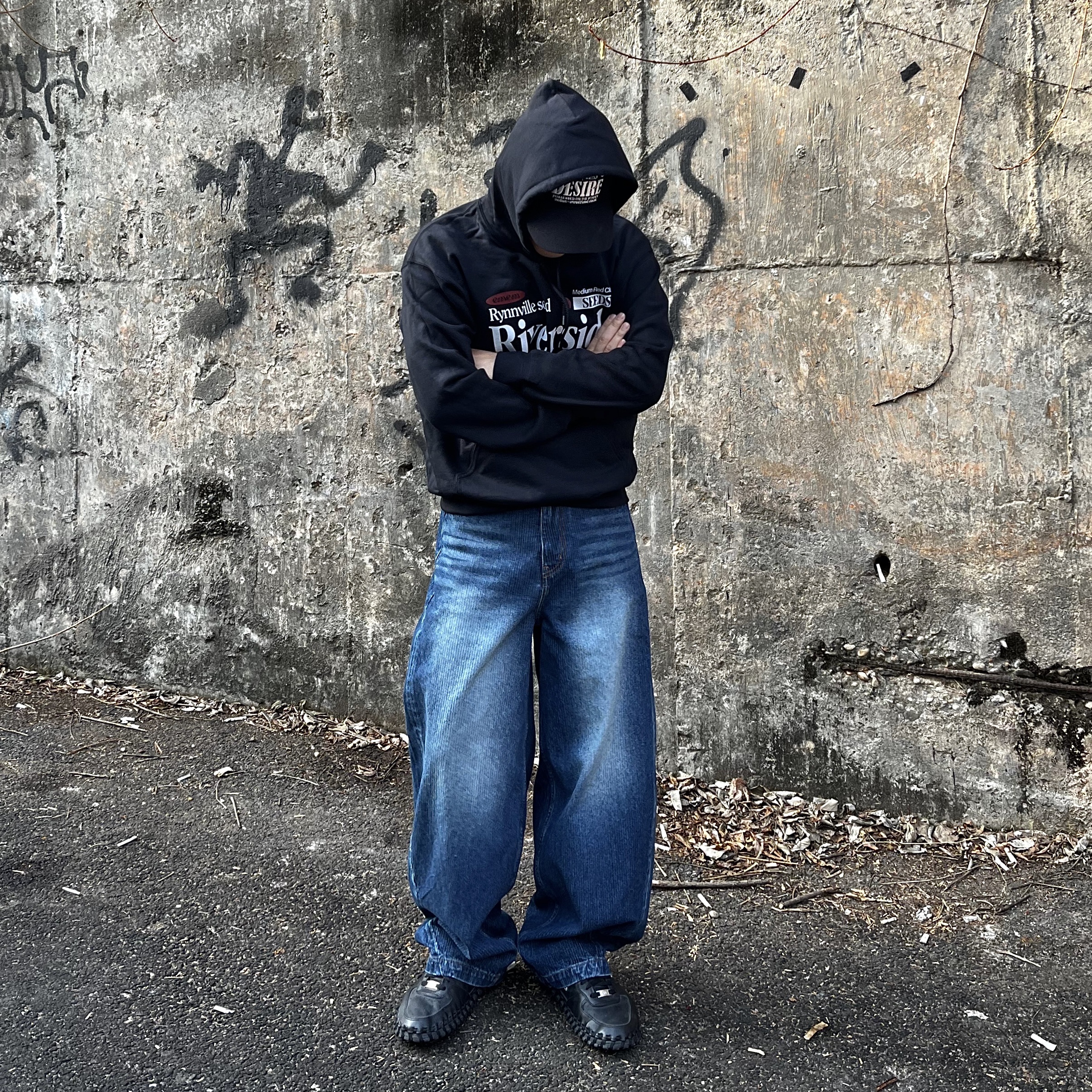 Gildan X EMEM Riverside Hoodie Black, Nike x Jacquemus J Force 1 Low LX SP Black 착용 스타일 - 3