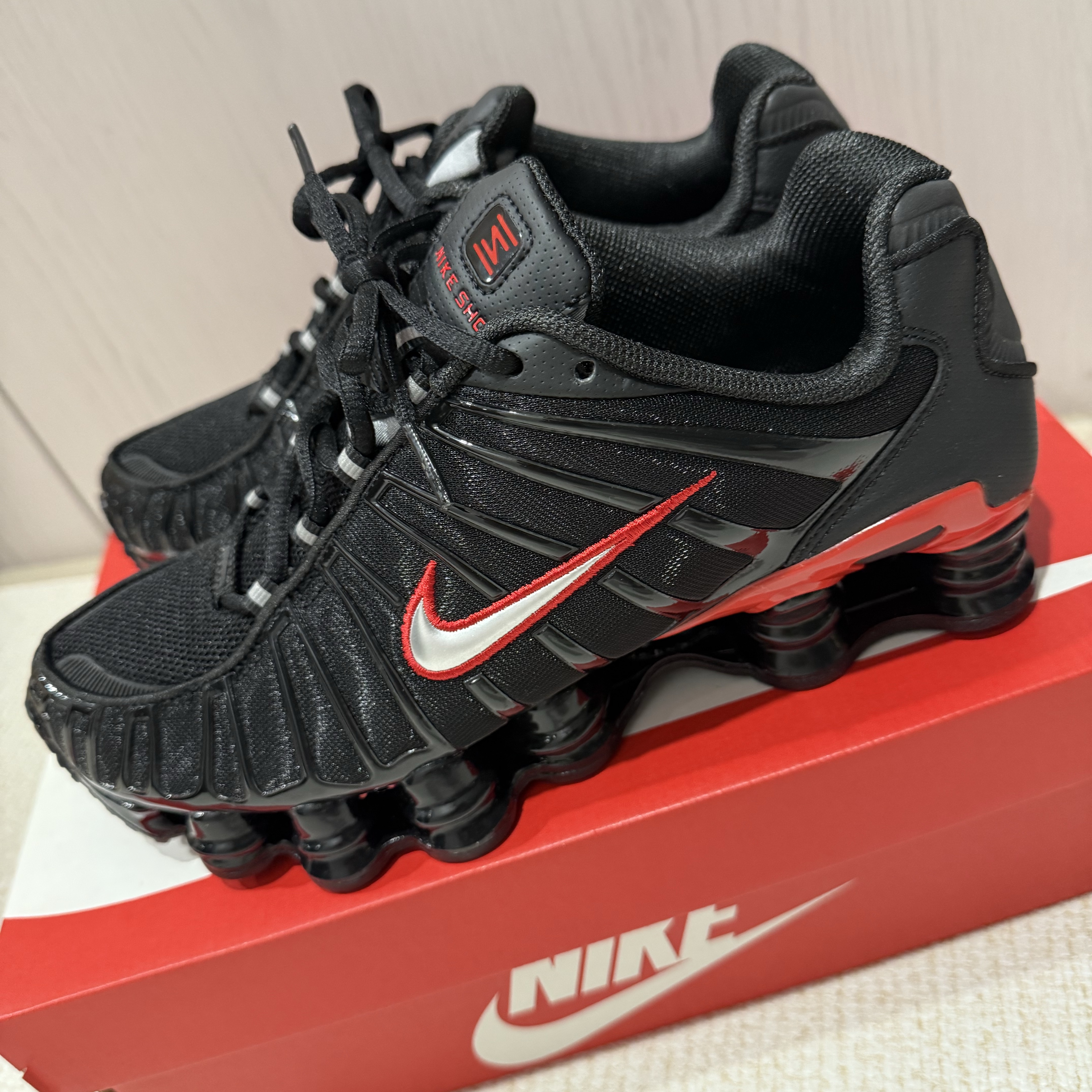 Nike Shox TL Black University Red 착용 스타일