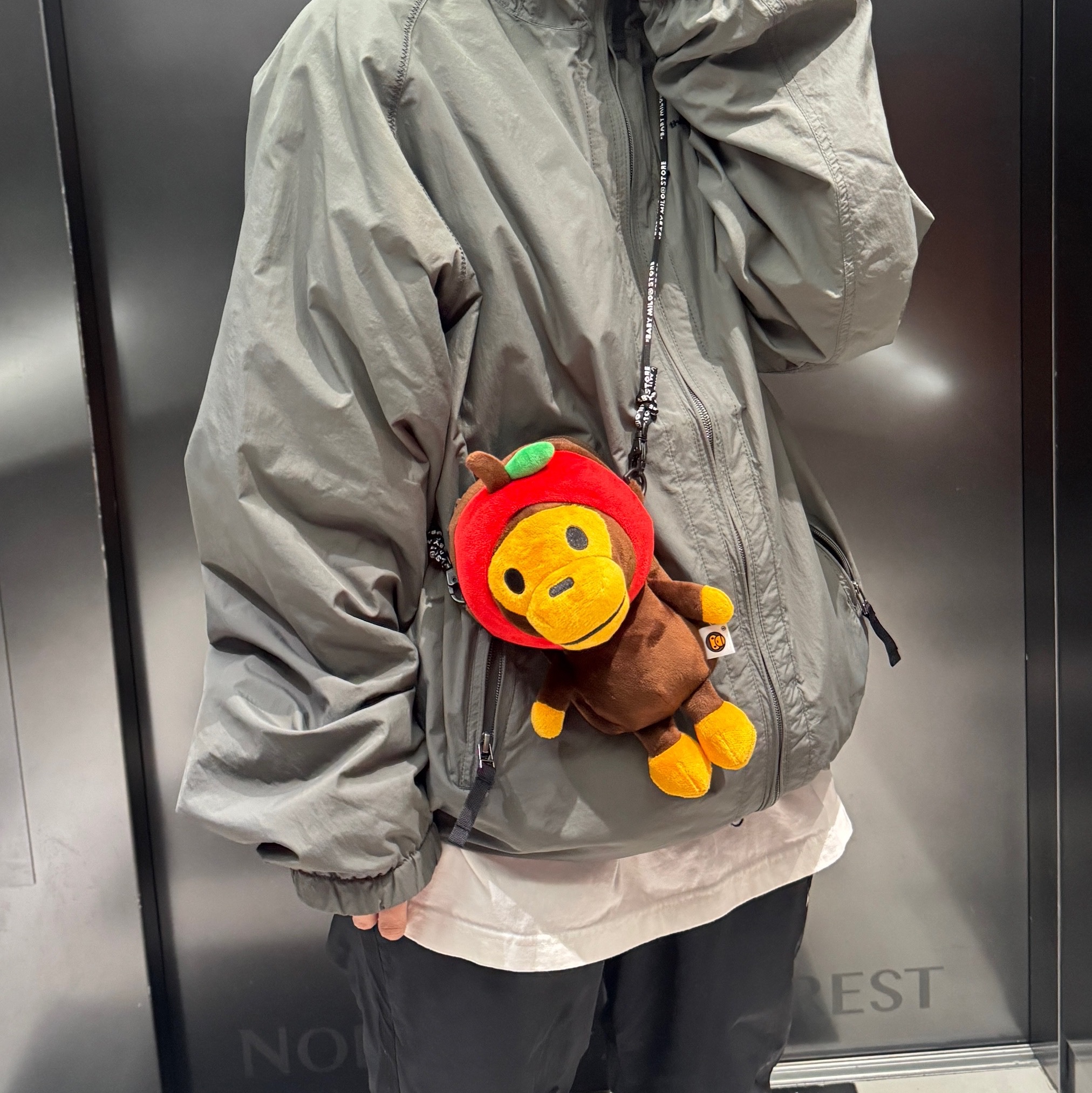 BAPE Baby Milo Plush Mobile Bag Red 착용 스타일