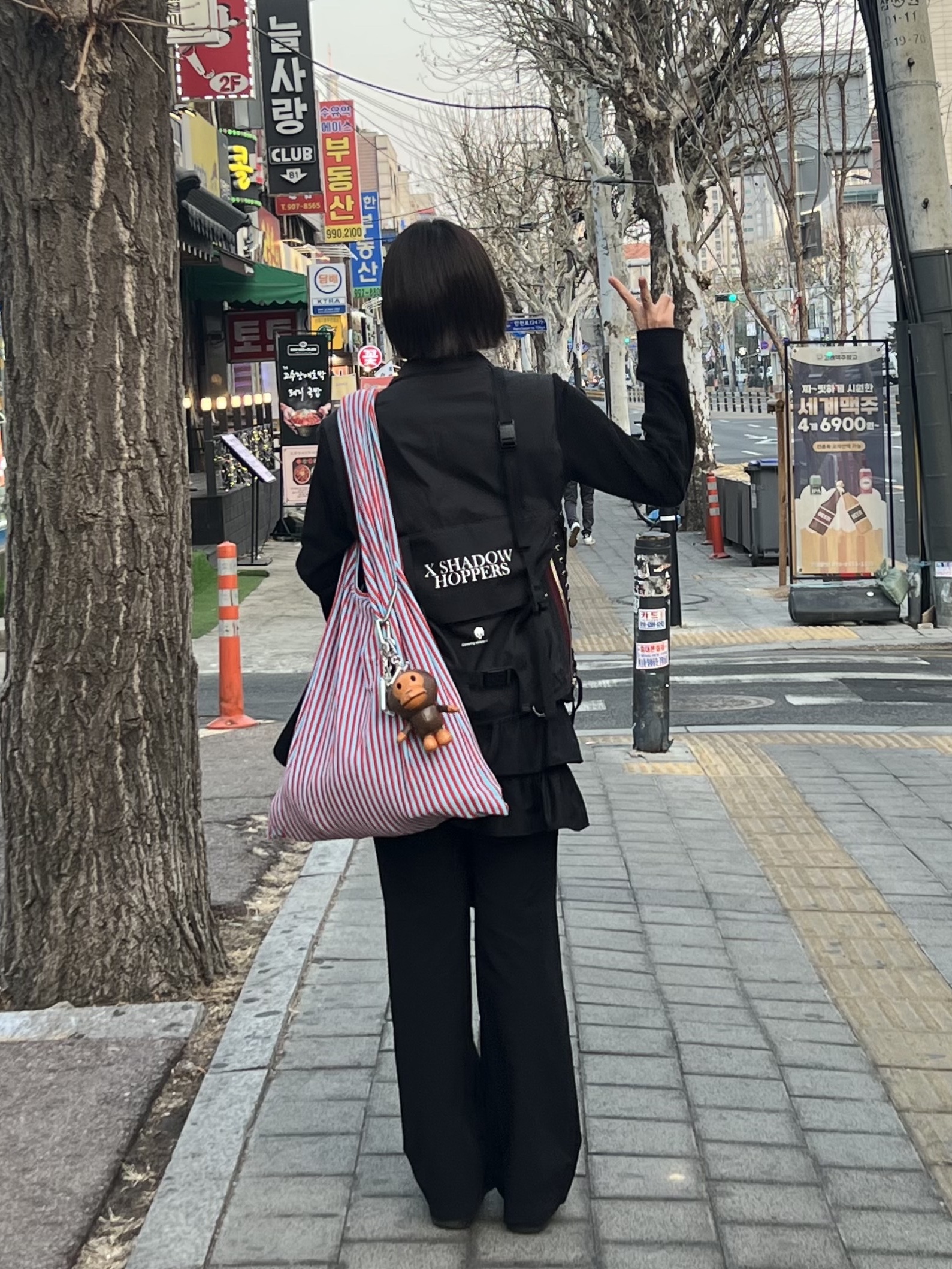 아디다스 슈퍼스타 트리플 블랙, 베이프 베이비 마일로 플러시 돌 키체인 브라운 착용 스타일 - 1