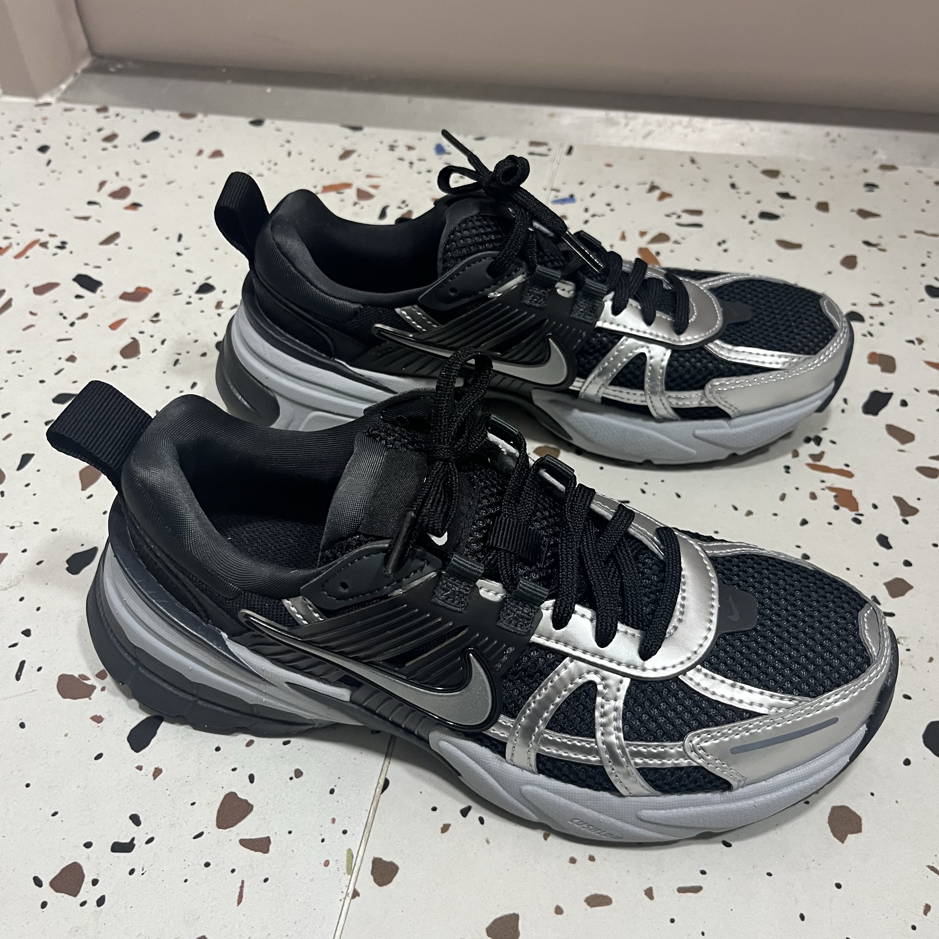 (W) Nike V2K Run Black Dark Smoke Grey 착용 스타일 - 1