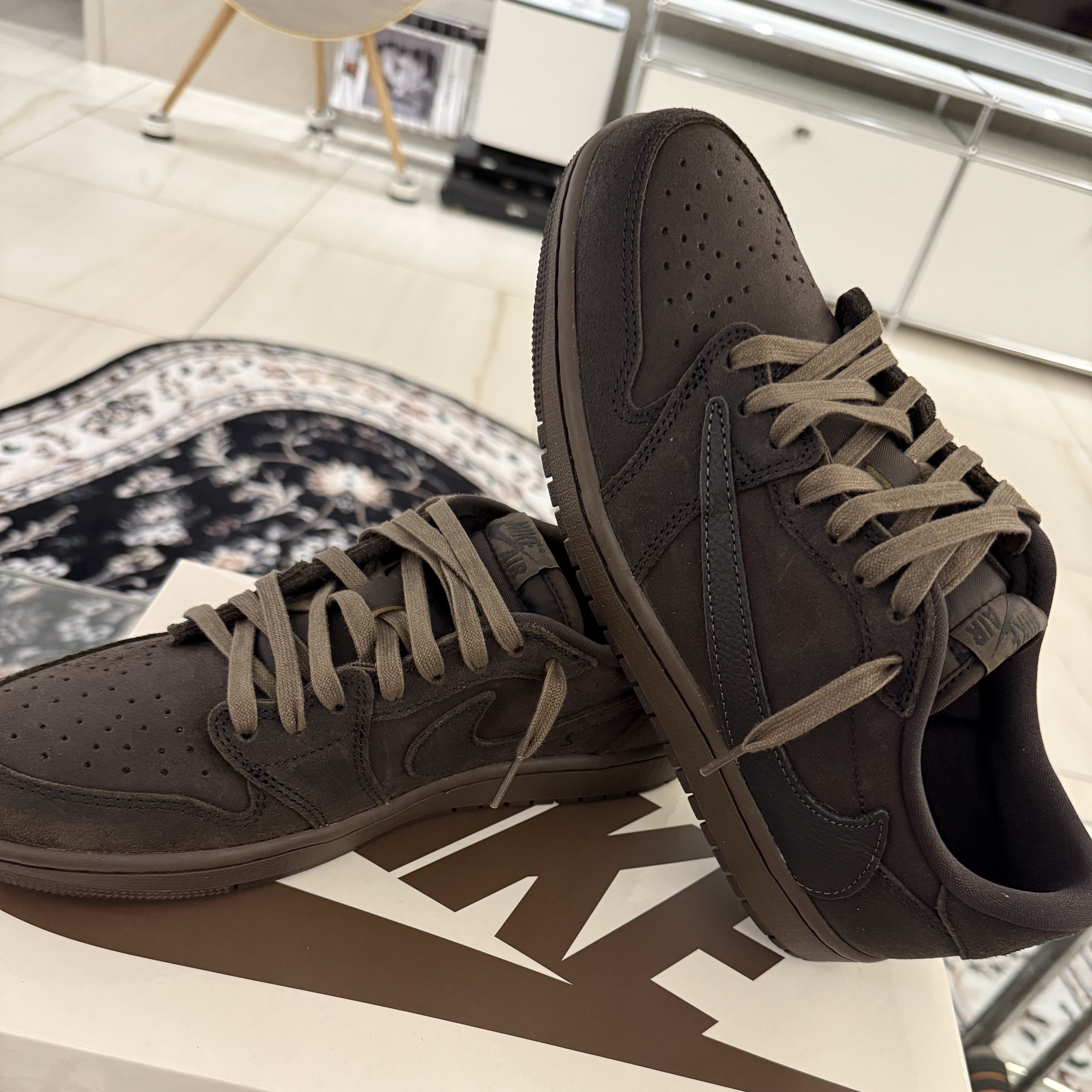 Jordan 1 x Travis Scott Retro Low OG SP Velvet Brown and Dark Mocha 착용 스타일 - 2