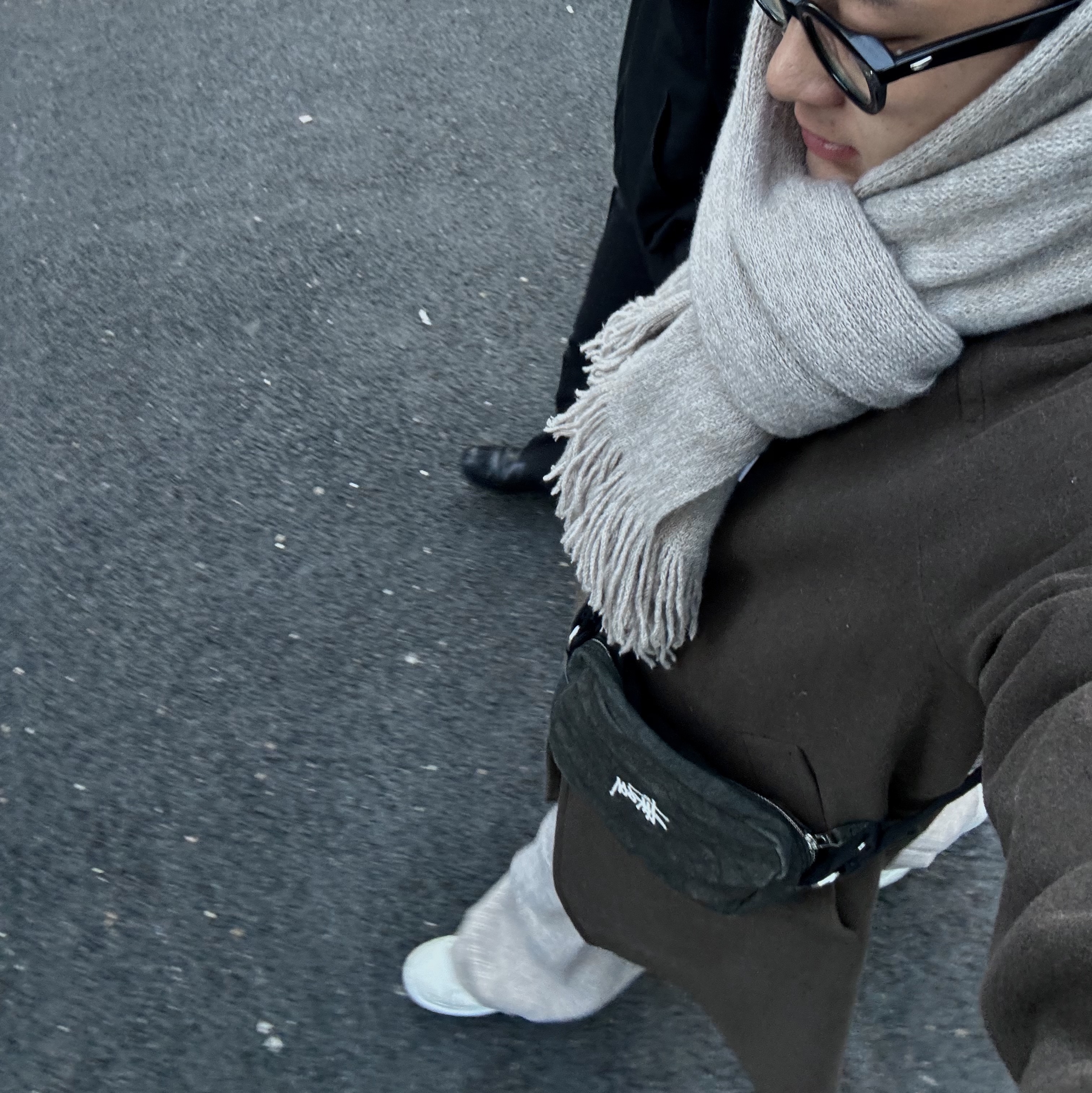 Stussy Canvas Side Pouch Washed Black, Alexander McQueen Oversized Sneakers White Black 착용 스타일