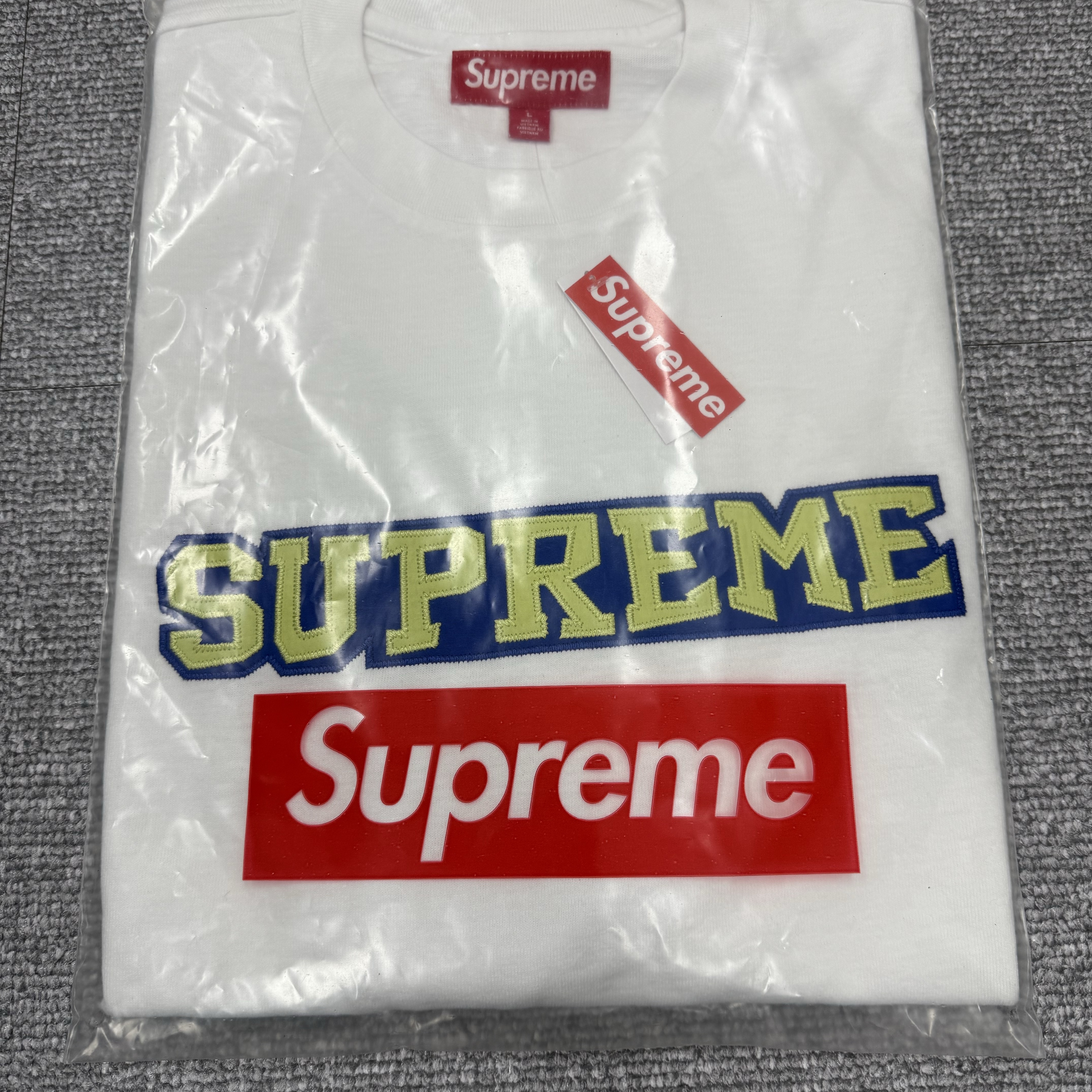 Supreme Mitchell & Ness Camo Logo Varsity Jacket Black - 25SS, Supreme Satin Applique S/S Top White - 25SS 착용 스타일 - 2