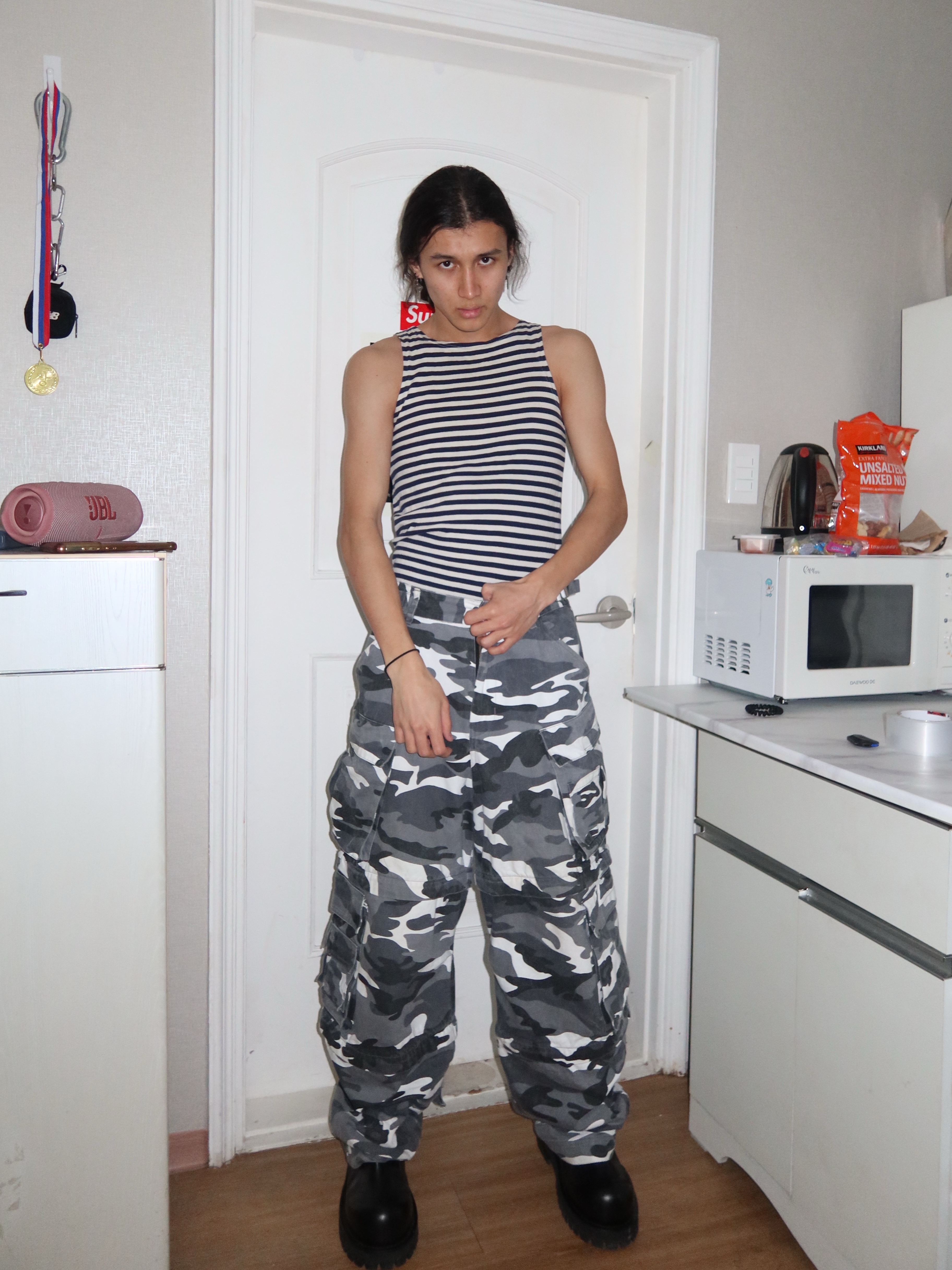 프로젝트 G/R 오버사이즈 컨버터블 카고 팬츠 시티 카모, 프로젝트 G/R 와이드 샤프트 부츠 블랙 착용 스타일 - 1