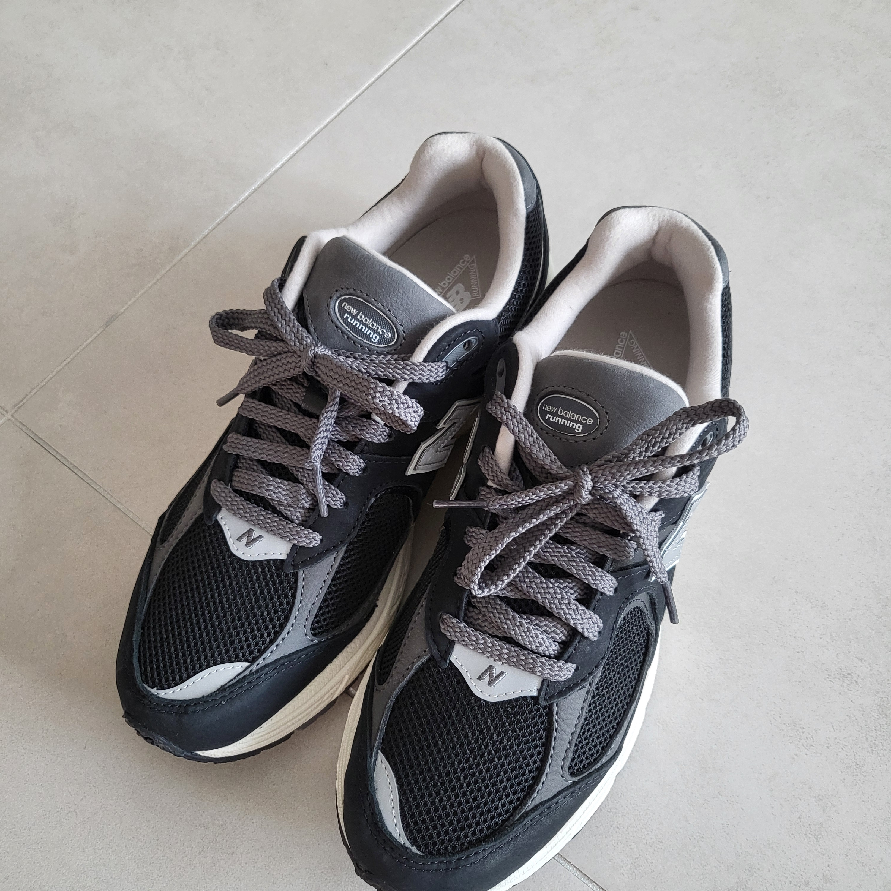 New Balance 2002R Premium Vintage Black 착용 스타일
