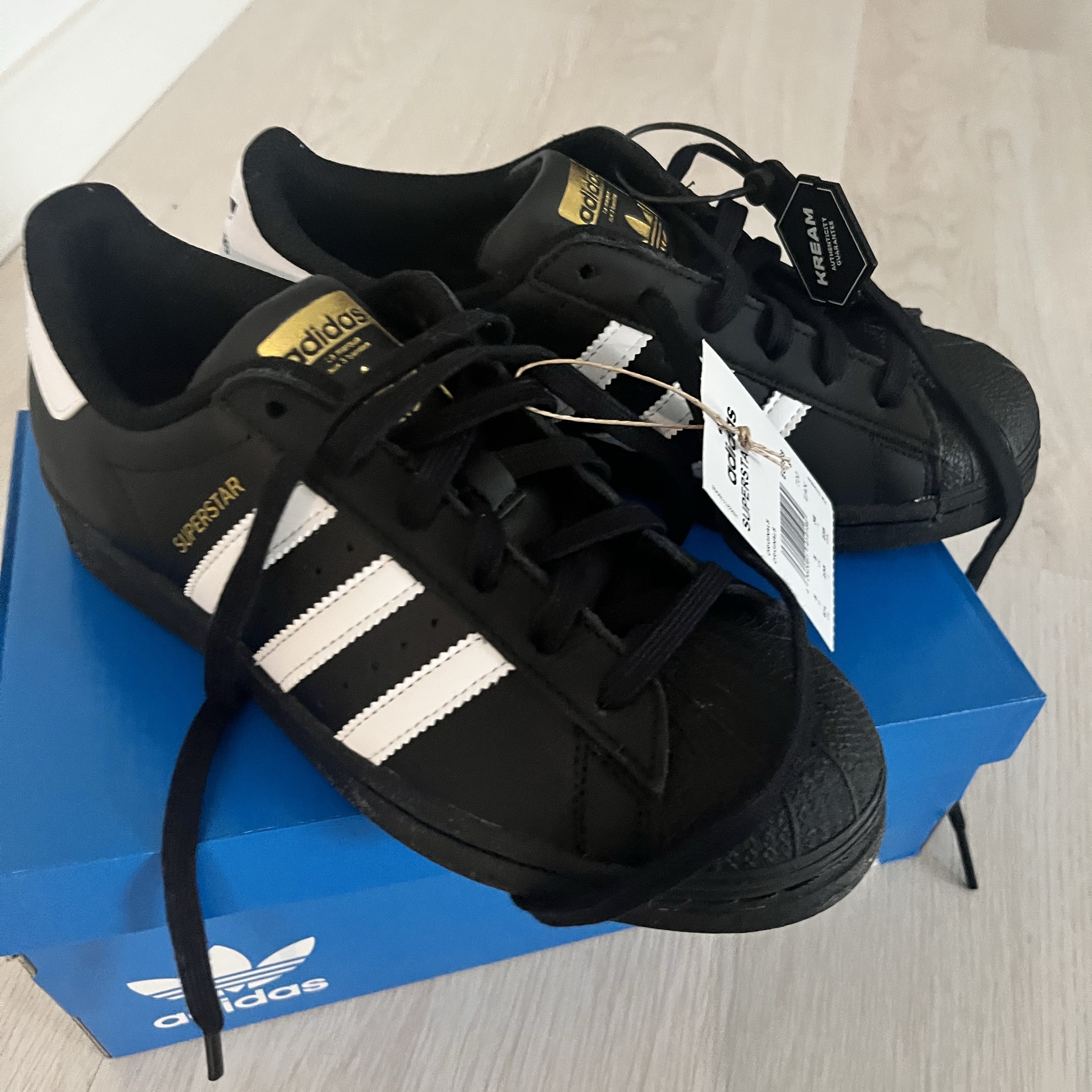 Adidas Superstar Core Black White 착용 스타일 - 1