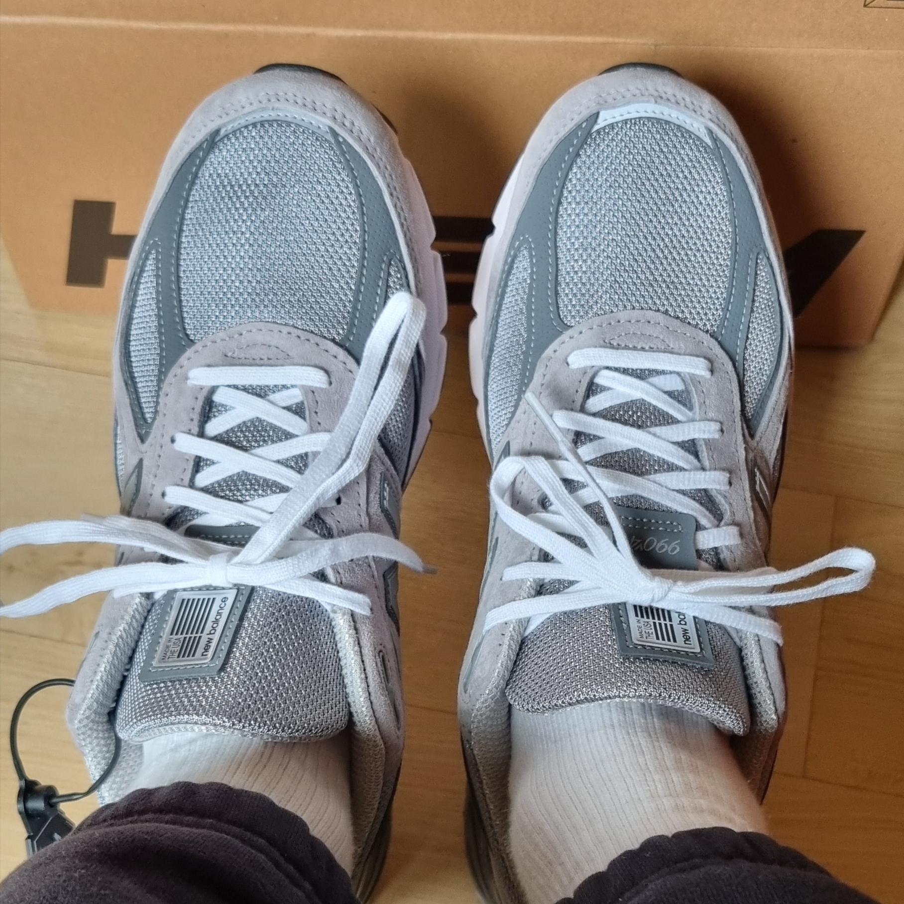 New Balance 990v4 Made in USA Grey Silver 착용 스타일