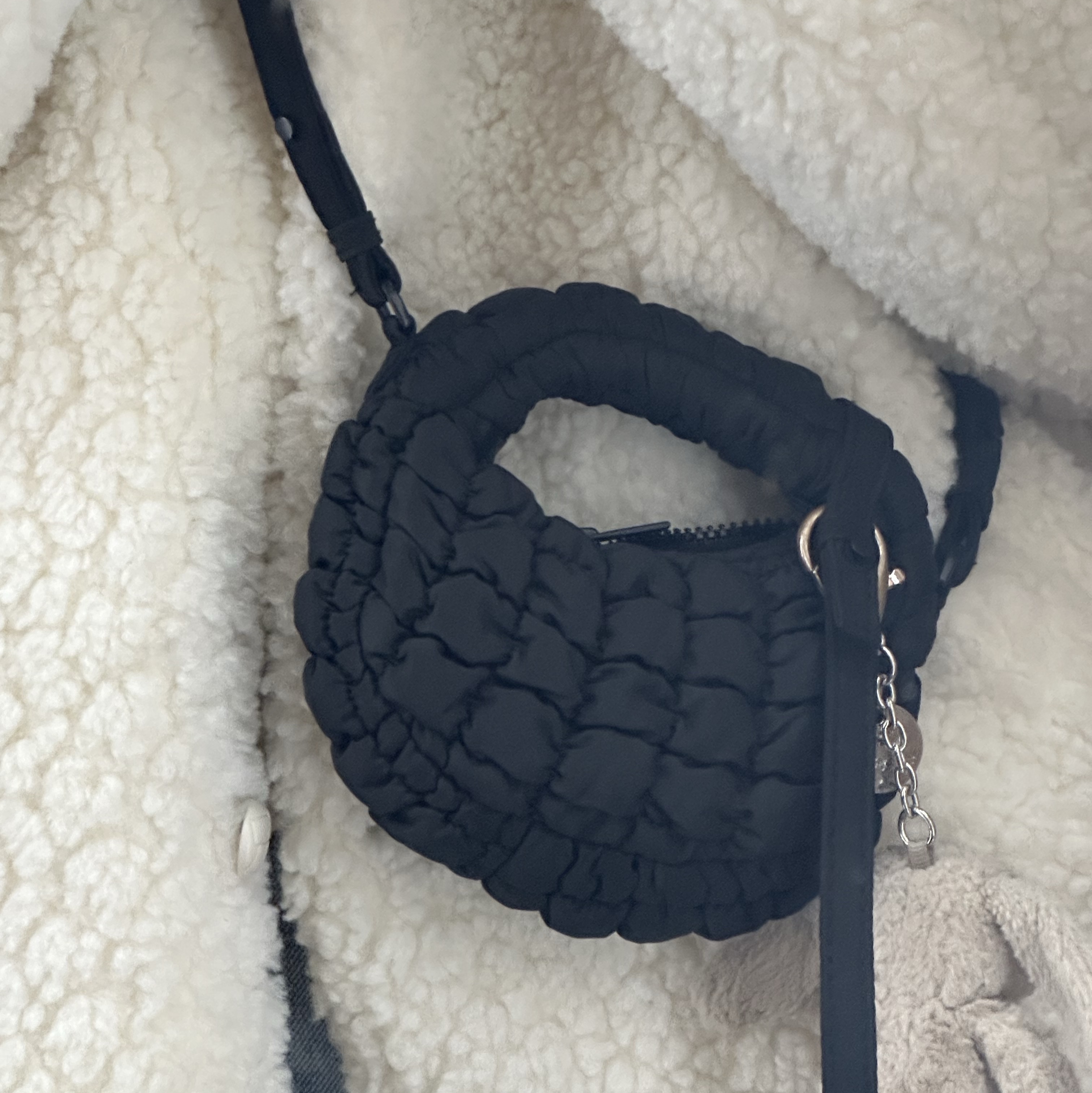 COS Quilted Nano Crossbody Bag Black 착용 스타일 - 2