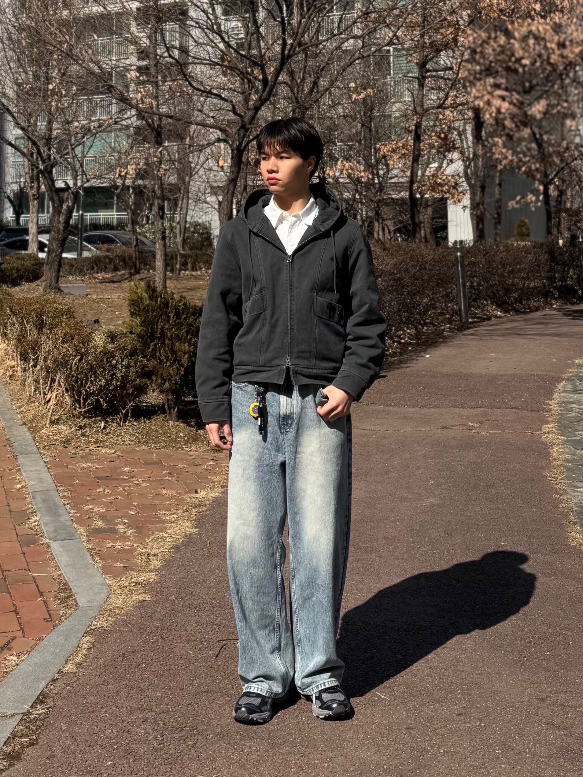 아식스 x 더뮤지엄비지터 젤 카야노 14 클레이 그레이 글레이셔 그레이 착용 스타일 - 1
